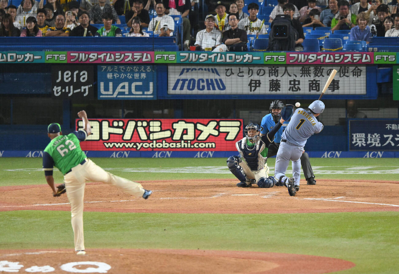 ヤクルト対阪神　9回表阪神2死、ボールをよける森下翔太。投手ヘスス・リランソ（撮影・滝沢徹郎）