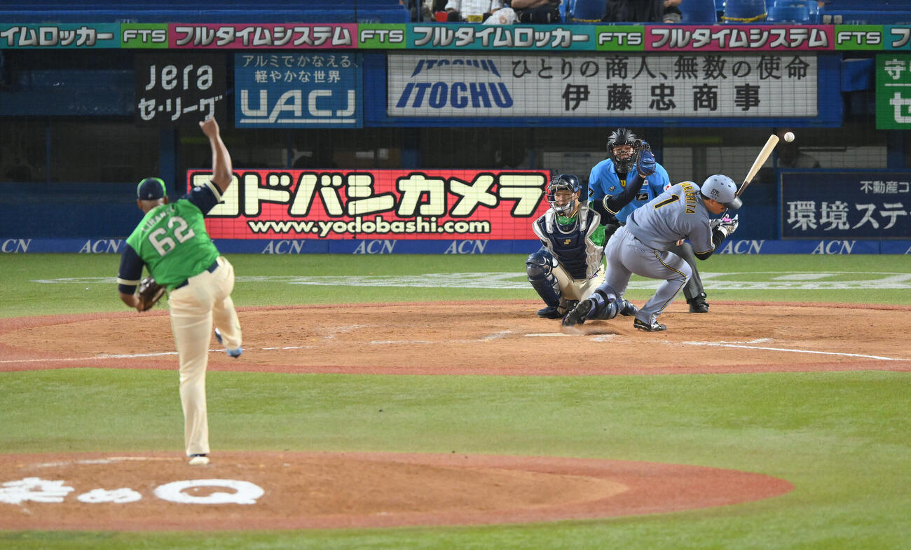 ヤクルト対阪神　9回表阪神2死、ボールをよける森下翔太。投手ヘスス・リランソ（撮影・滝沢徹郎）