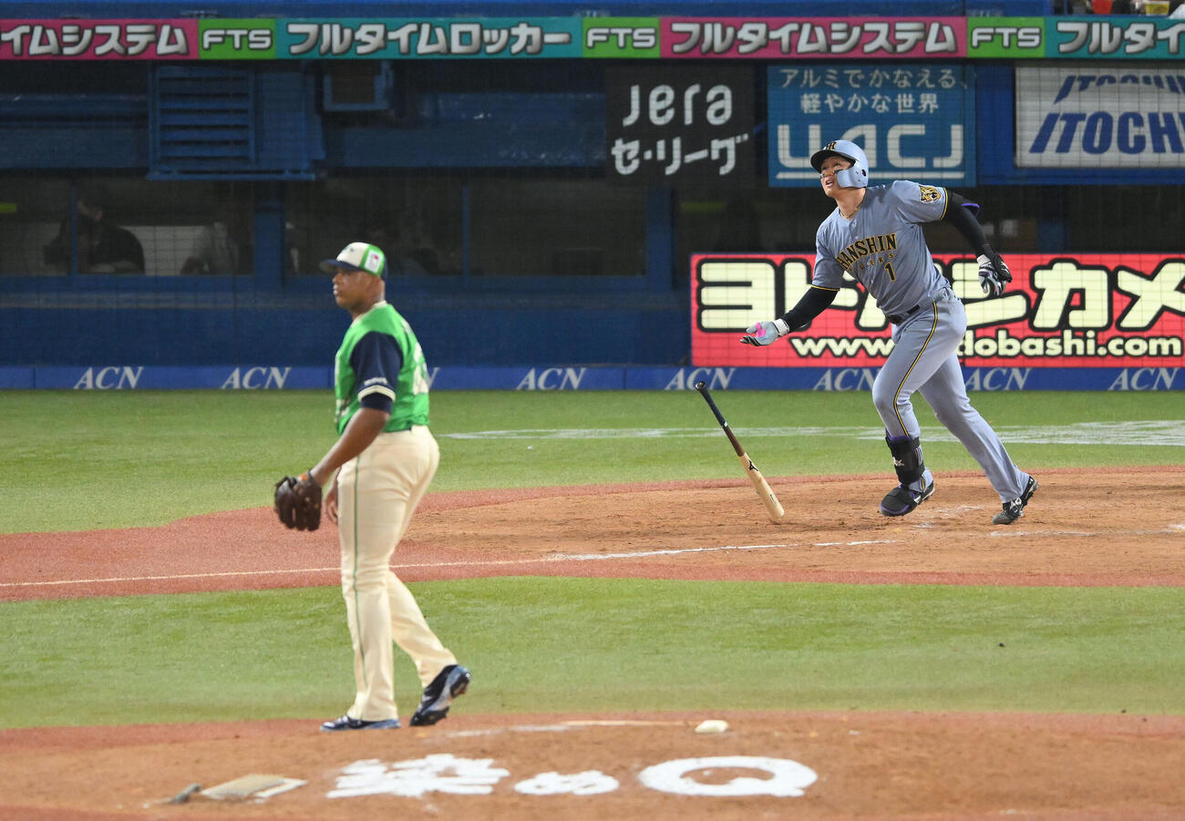 ヤクルト対阪神　9回表阪神2死、森下翔太は二塁打を放つ。投手ヘスス・リランソ（撮影・滝沢徹郎）