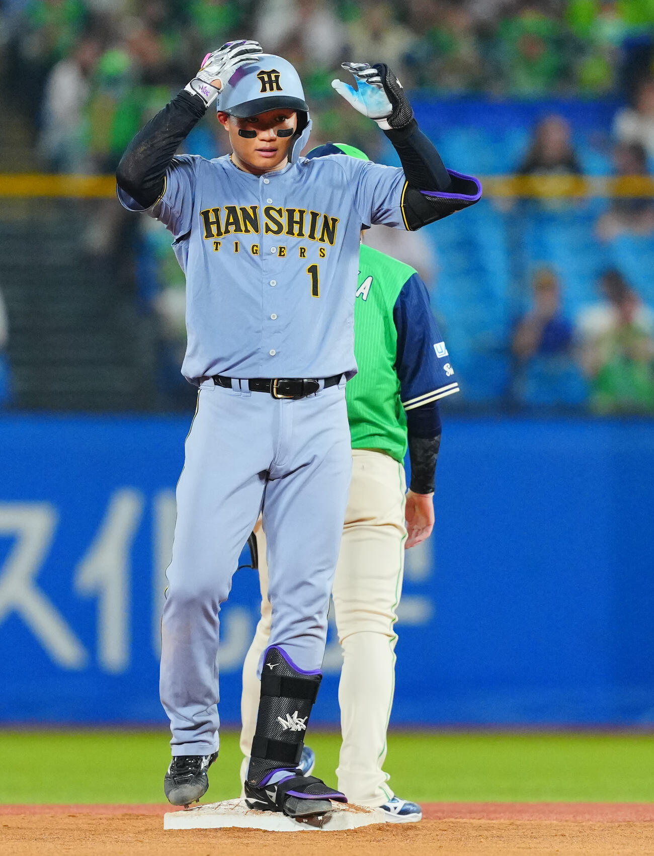 ヤクルト対阪神　9回表阪神2死、二塁打を放ちポーズを決める森下翔太（撮影・垰建太）