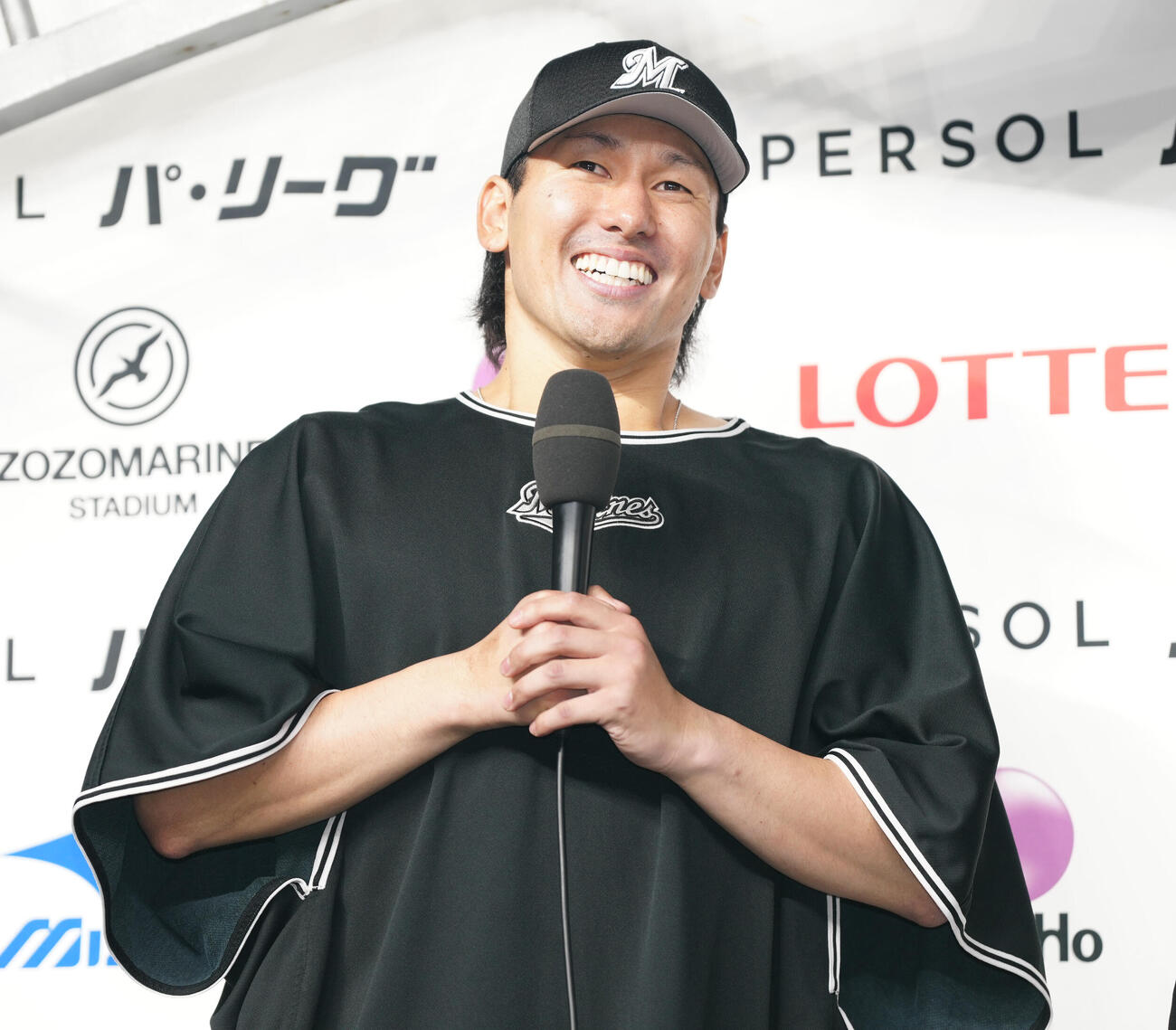 ロッテ対西武　ヒーローインタビューで笑顔のロッテ高野脩汰（撮影・鈴木みどり）