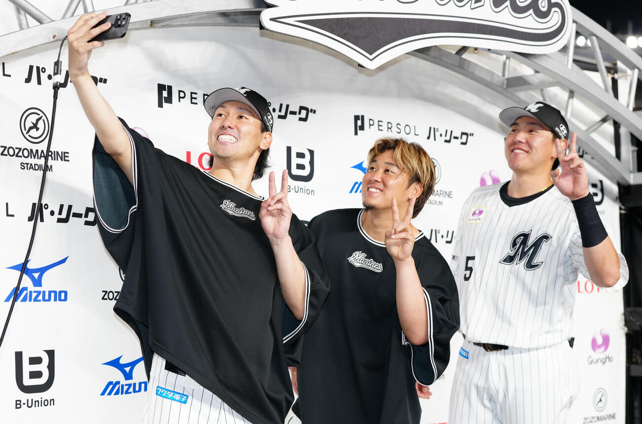 ロッテ対西武　ヒーローインタビュー後、自撮りするロッテの、左から高野脩汰、鈴木昭汰、安田尚憲（撮影・鈴木みどり）