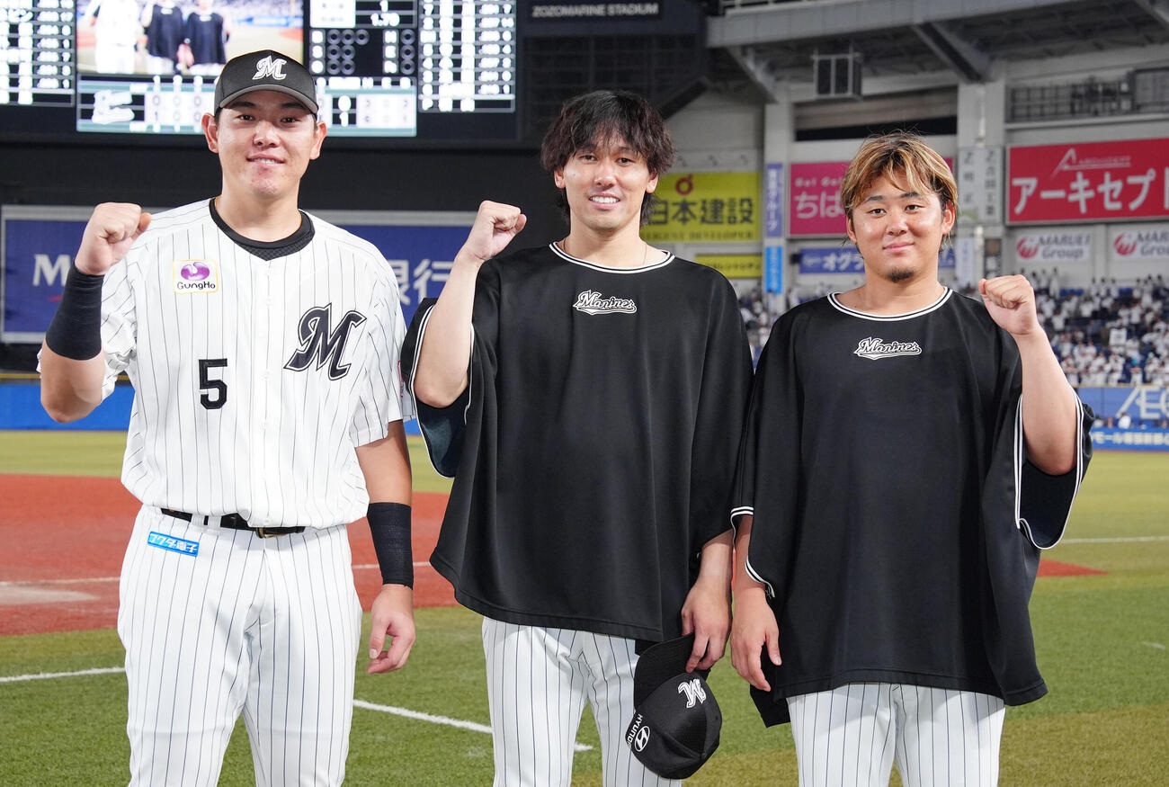ロッテ対西武　ヒーローインタビュー後、笑顔で写真に納まるロッテの、左から安田尚憲、高野脩汰、鈴木昭汰（撮影・鈴木みどり）