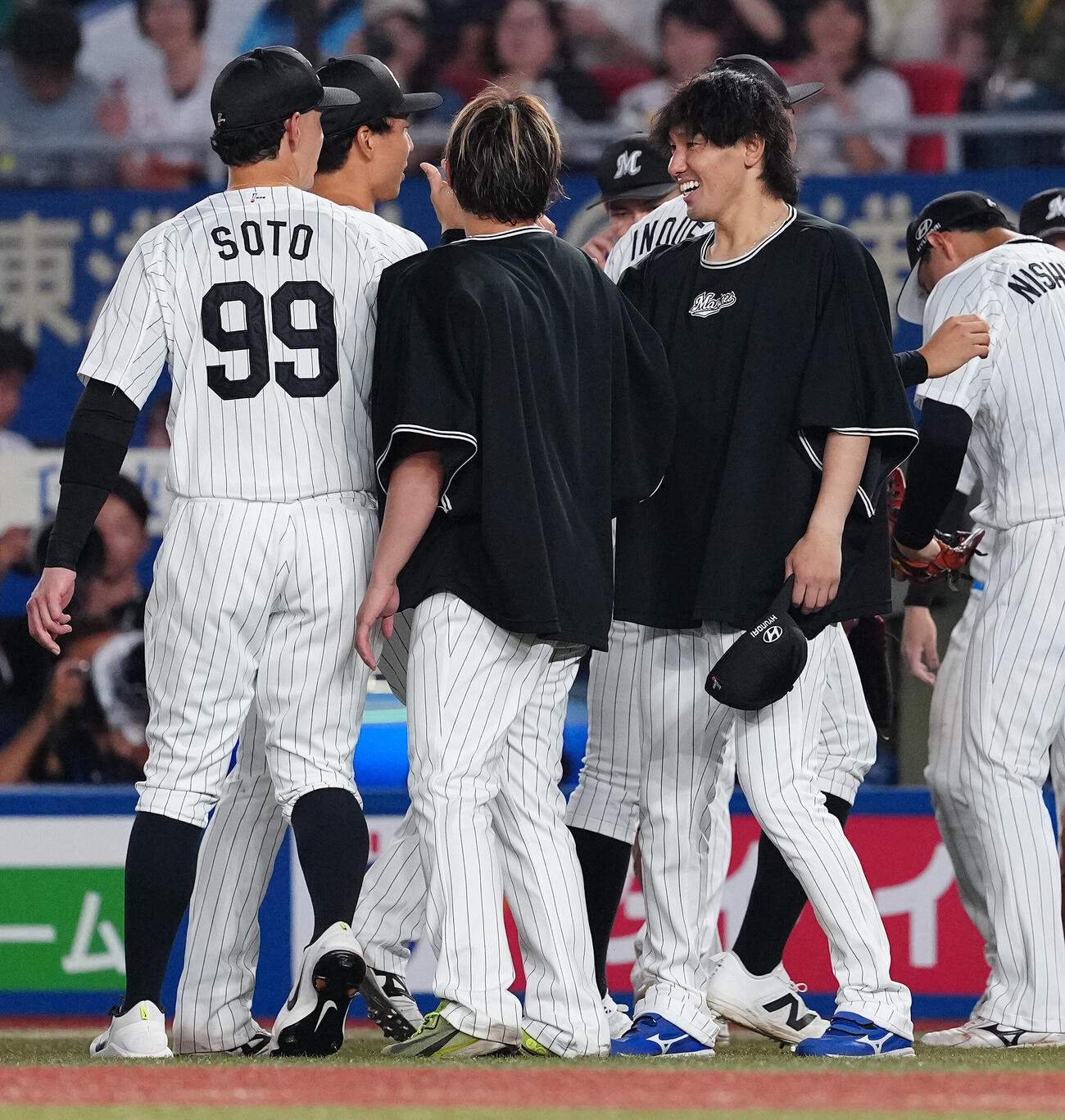 ロッテ対西武　西武に勝利し、笑顔のロッテ高野脩汰（右）（撮影・鈴木みどり）