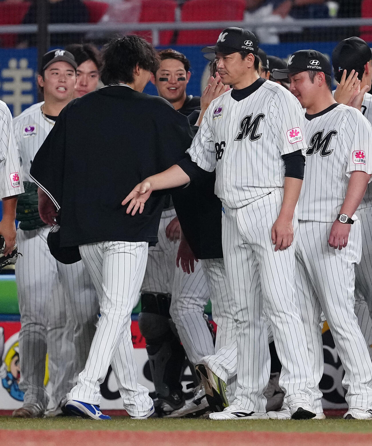 ロッテ対西武　西武に勝利し、高野脩汰を迎えるロッテのサブロー監督（右手前）（撮影・鈴木みどり）