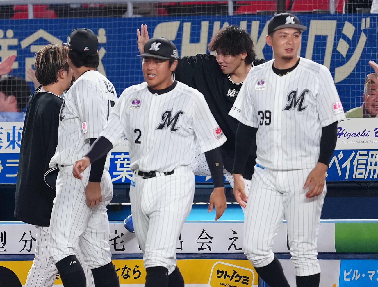ロッテ対西武　西武に勝利し、タッチを交わすロッテ高野脩汰（後方右）（撮影・鈴木みどり）