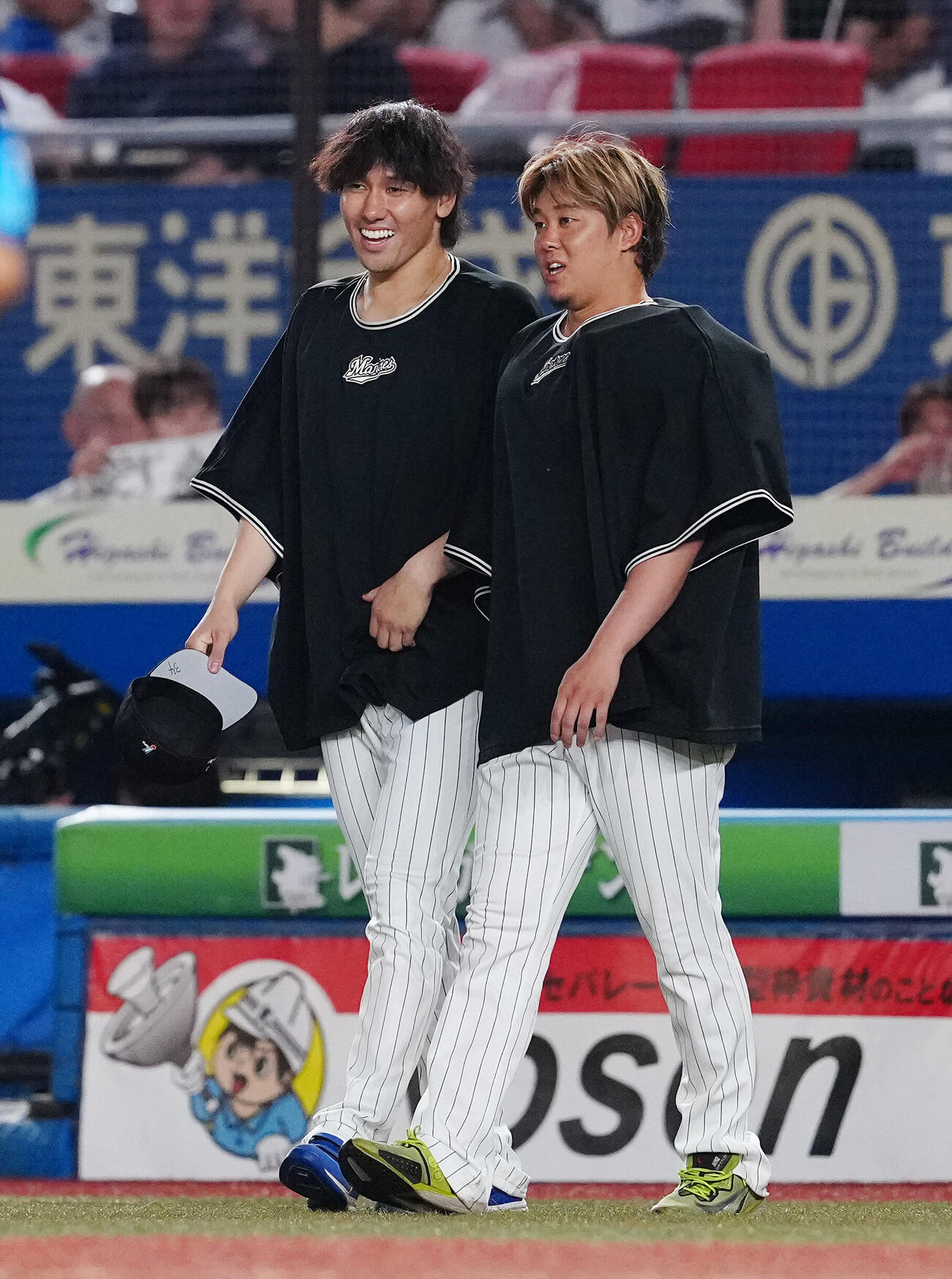 ロッテ対西武　西武に勝利し、笑顔のロッテ高野脩汰（左）と鈴木昭汰（撮影・鈴木みどり）
