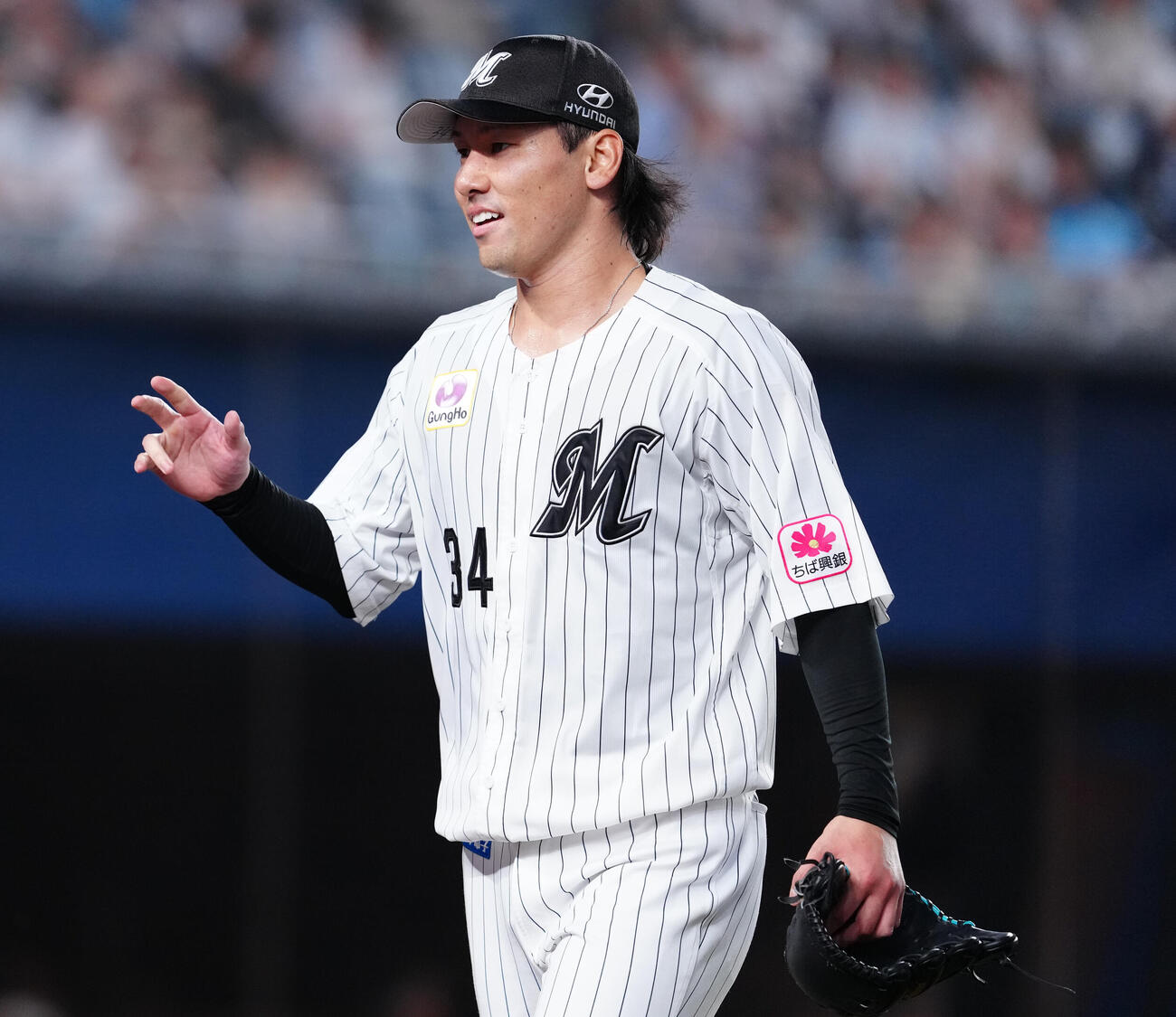 ロッテ対西武　1回表を抑え、笑顔でベンチへ戻るロッテ高野脩汰（撮影・鈴木みどり）