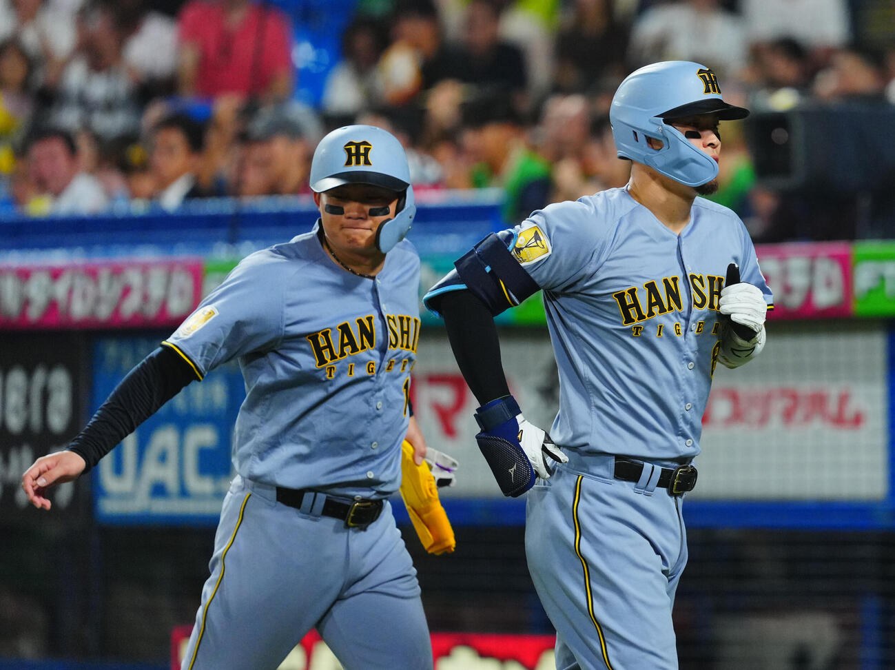 ヤクルト対阪神　6回裏阪神1死一塁、2点本塁打を放った佐藤輝明（右）は森下翔太と笑顔を見せながら生還する（撮影・垰建太）