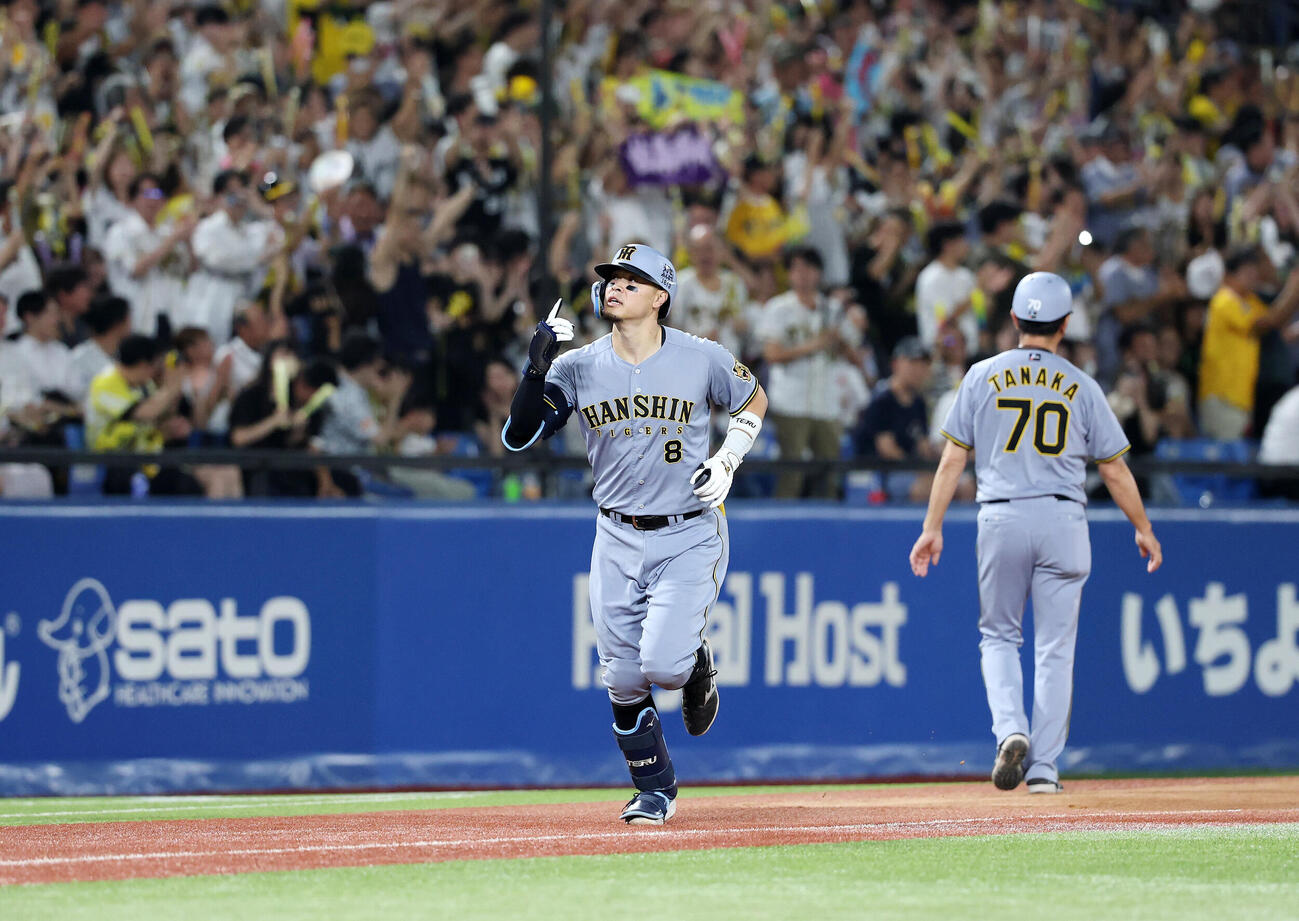 ヤクルト対阪神　6回表阪神1死一塁、佐藤輝明は2点本塁打を放ちポーズを決める（撮影・鈴木正人）
