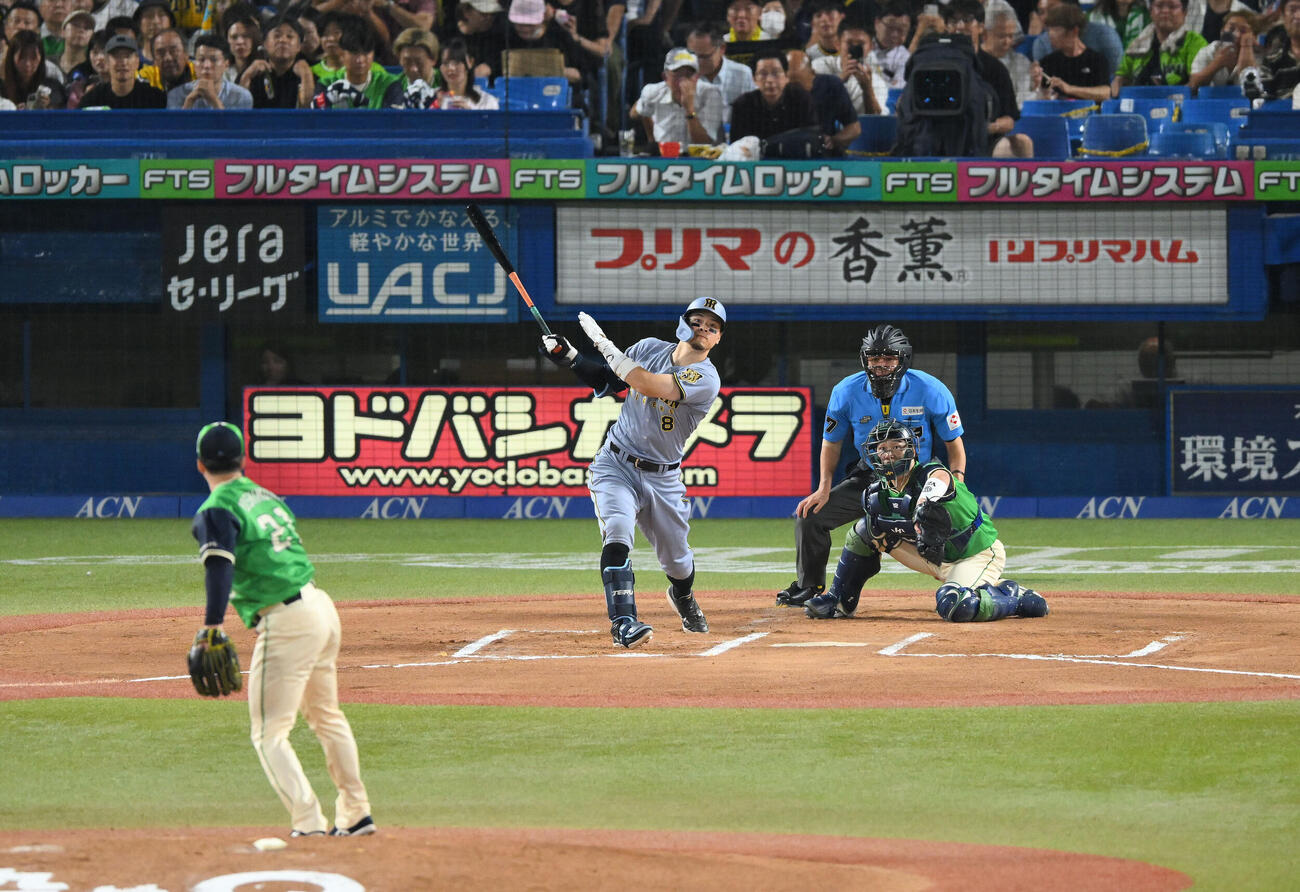 ヤクルト対阪神　6回表阪神1死一塁、佐藤輝明は2点本塁打を放つ。投手吉村貢司郎（撮影・滝沢徹郎）