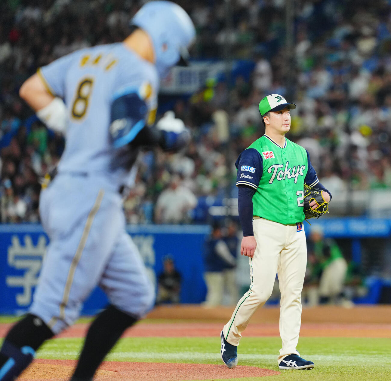 ヤクルト対阪神　6回表阪神1死一塁、佐藤輝明（左）に2点本塁打を浴びる吉村貢司郎（撮影・垰建太）