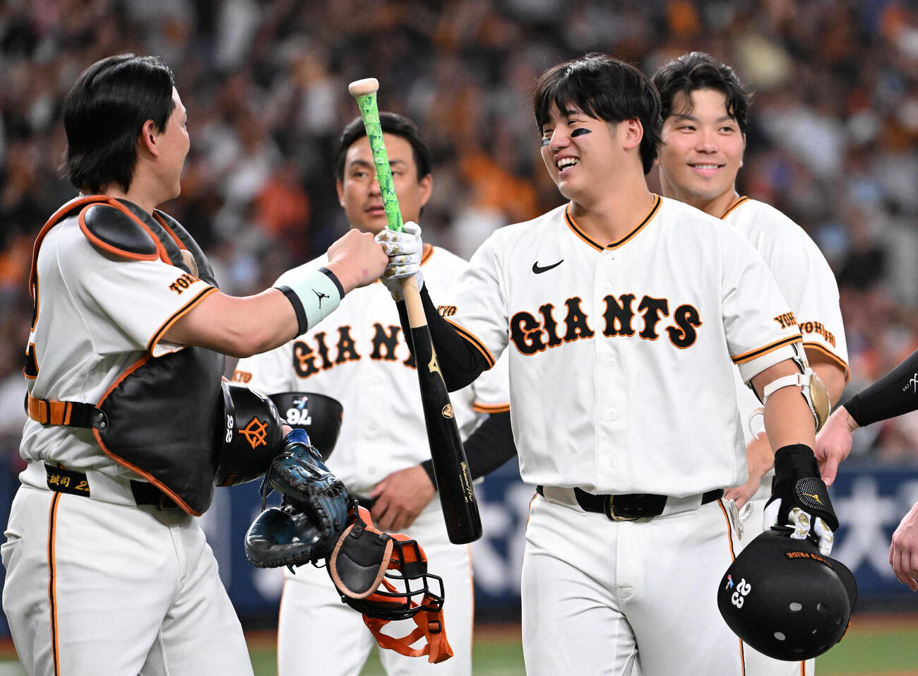 巨人対DeNA 9回裏巨人1死一、三塁、石塚裕惺（右から2人目）はサヨナラ犠飛を放ち笑顔を見せる（撮影・石井愛子）
