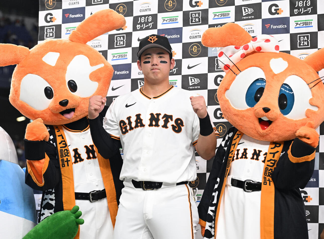 巨人対DeNA　ヒーローインタビュー後にポーズをとる巨人の石塚裕惺（撮影・石井愛子）