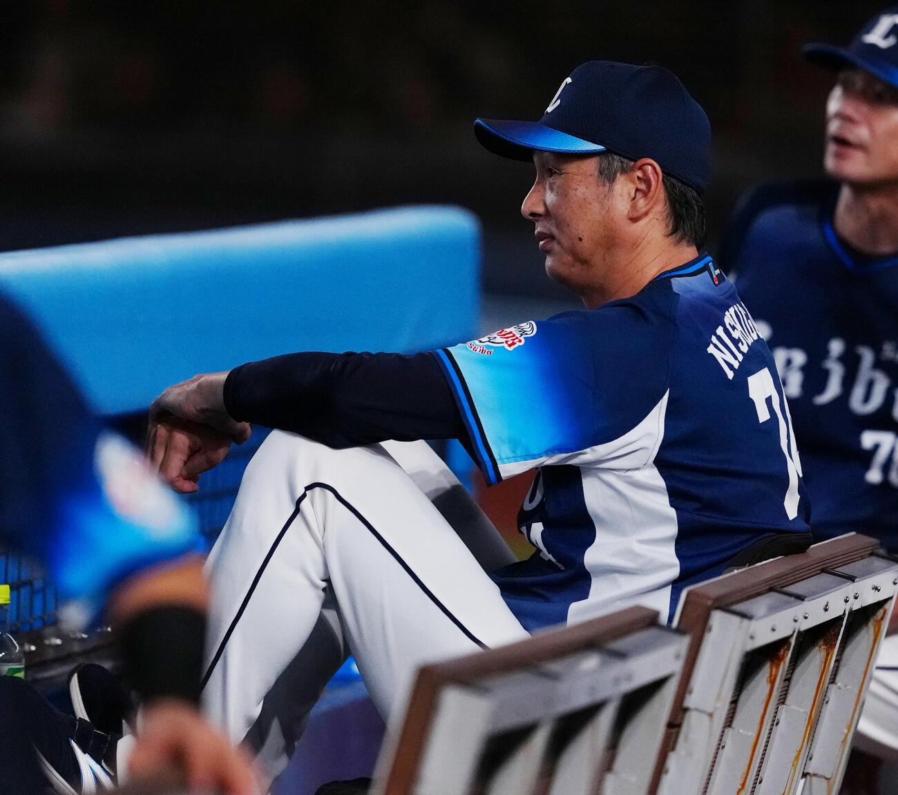 ロッテ対西武　ベンチで浮かない表情の西武西口文也監督（撮影・鈴木みどり）