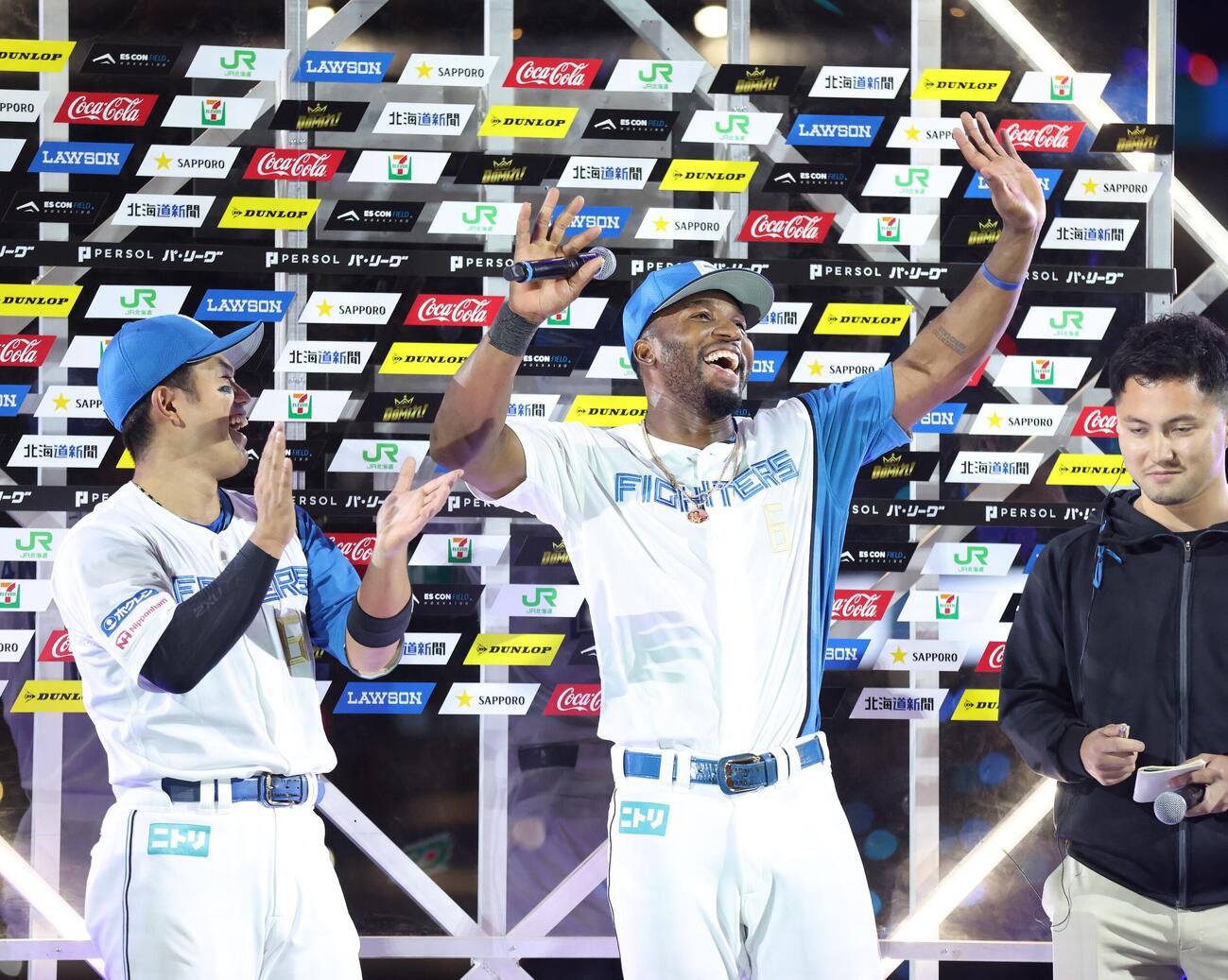 日本ハム対ソフトバンク　お立ち台で笑顔のカストロ（右）と今川優馬（撮影・黒川智章）