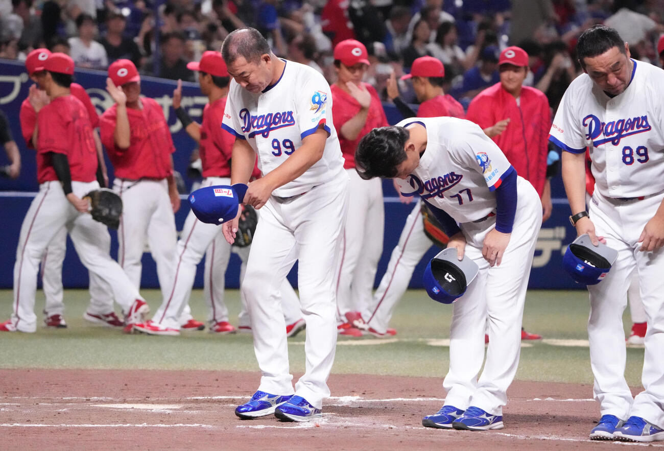 中日対広島　試合終了、井上一樹監督（手前・右から3人目）はスタンドの観客にあいさつをする（撮影・森本幸一）