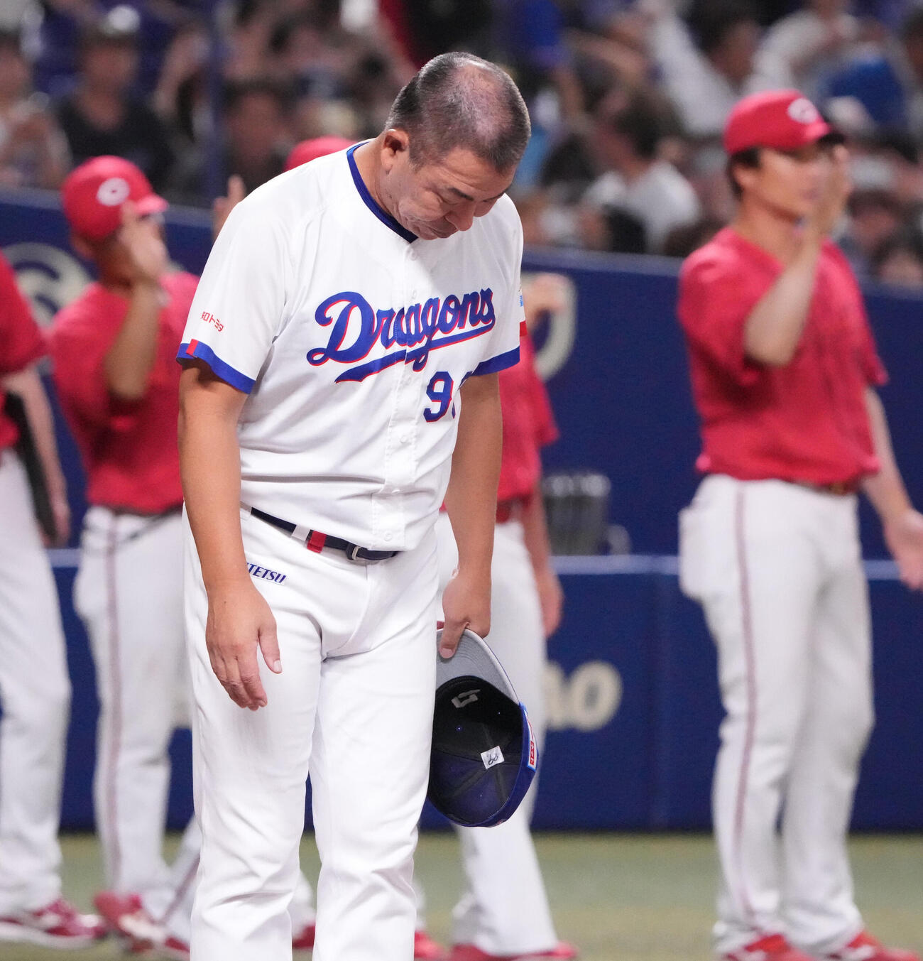 中日対広島　試合終了、井上一樹監督はスタンドの観客にあいさつをする（撮影・森本幸一）
