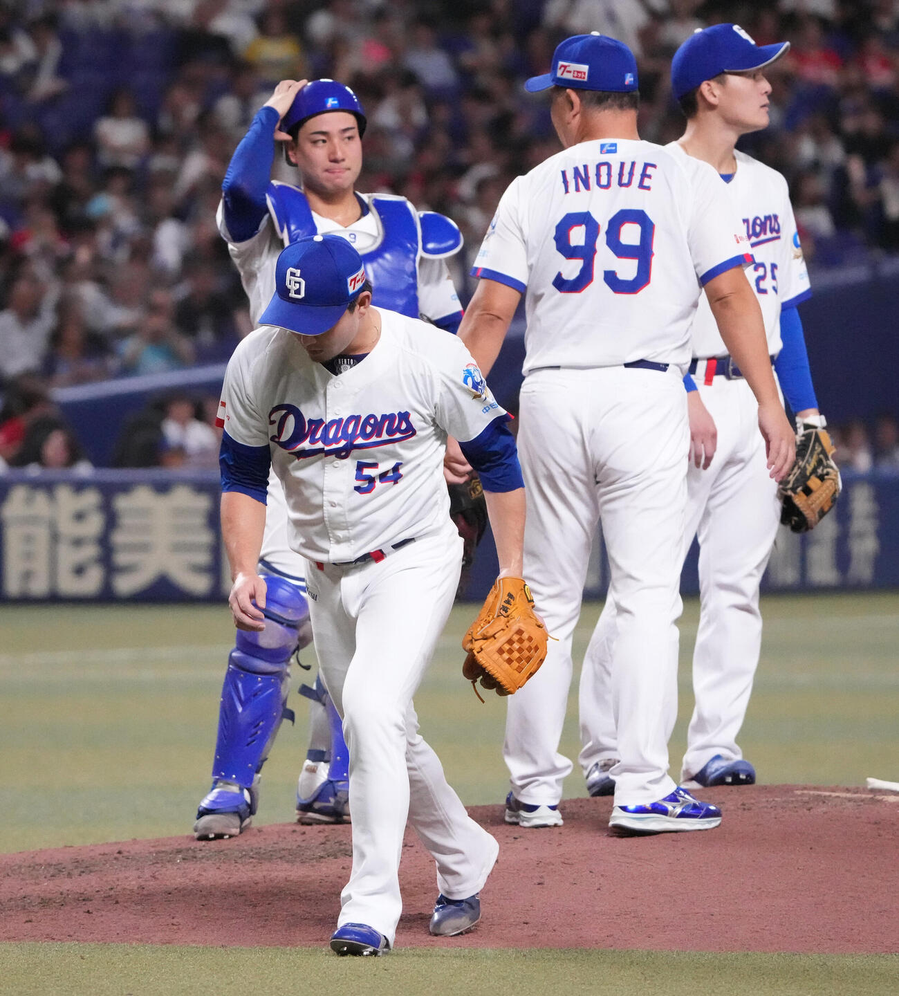 中日対広島　7回表広島2死一、二塁、藤嶋健人（左）はマウンドを降りる（撮影・森本幸一）