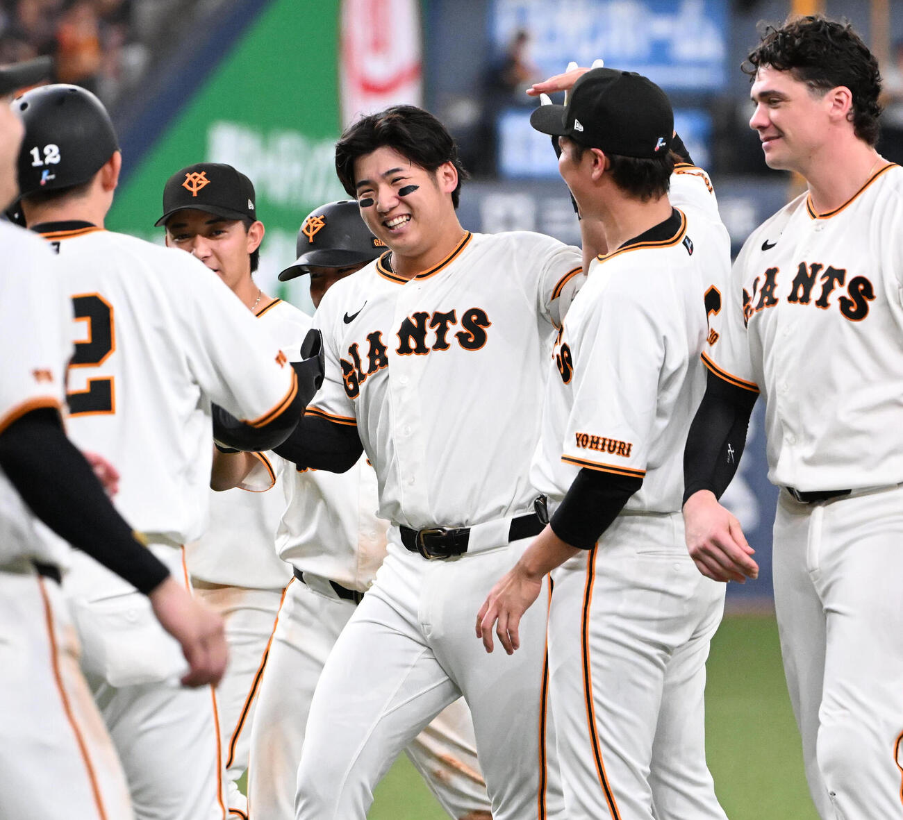 巨人対DeNA 9回裏巨人1死一、三塁、石塚裕惺はサヨナラ犠飛を放つ（中央）（撮影・石井愛子）