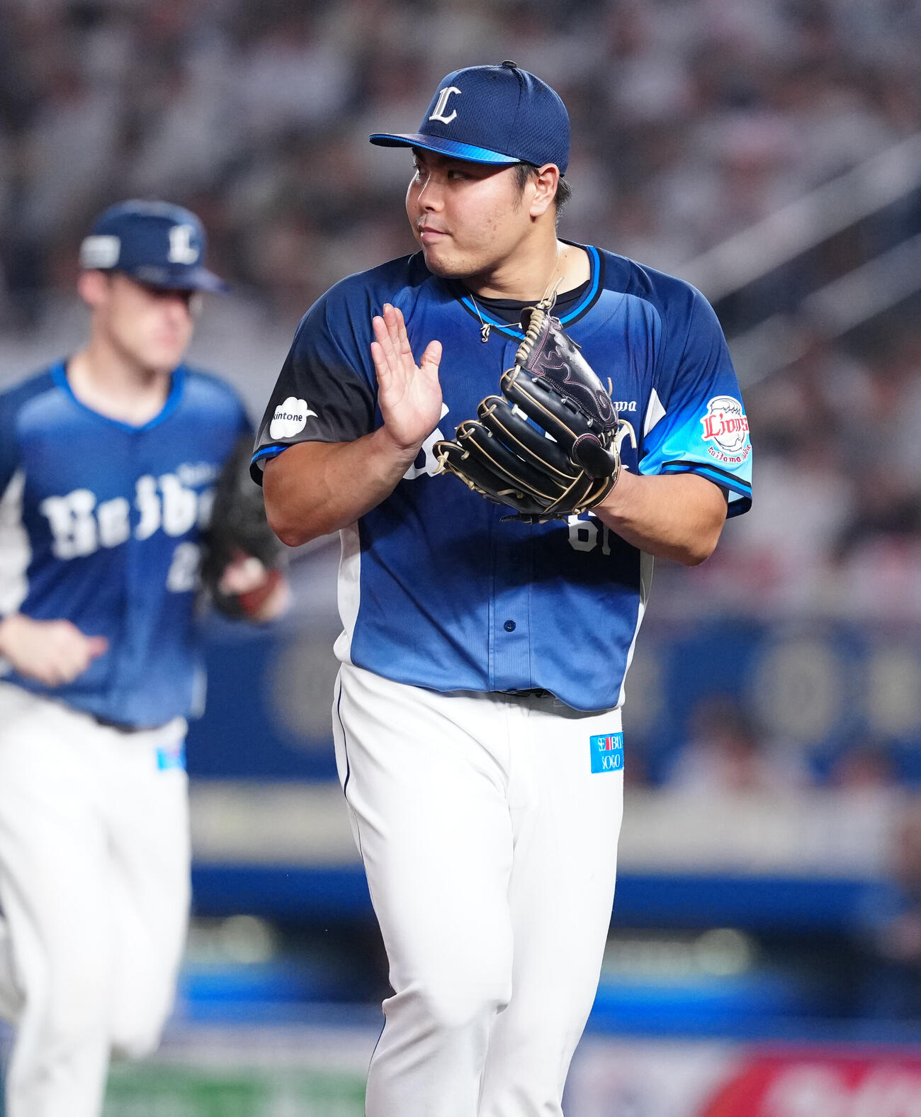 ロッテ対西武　4回裏を終え、手をたたきながらベンチへ戻る西武平良海馬（撮影・鈴木みどり）