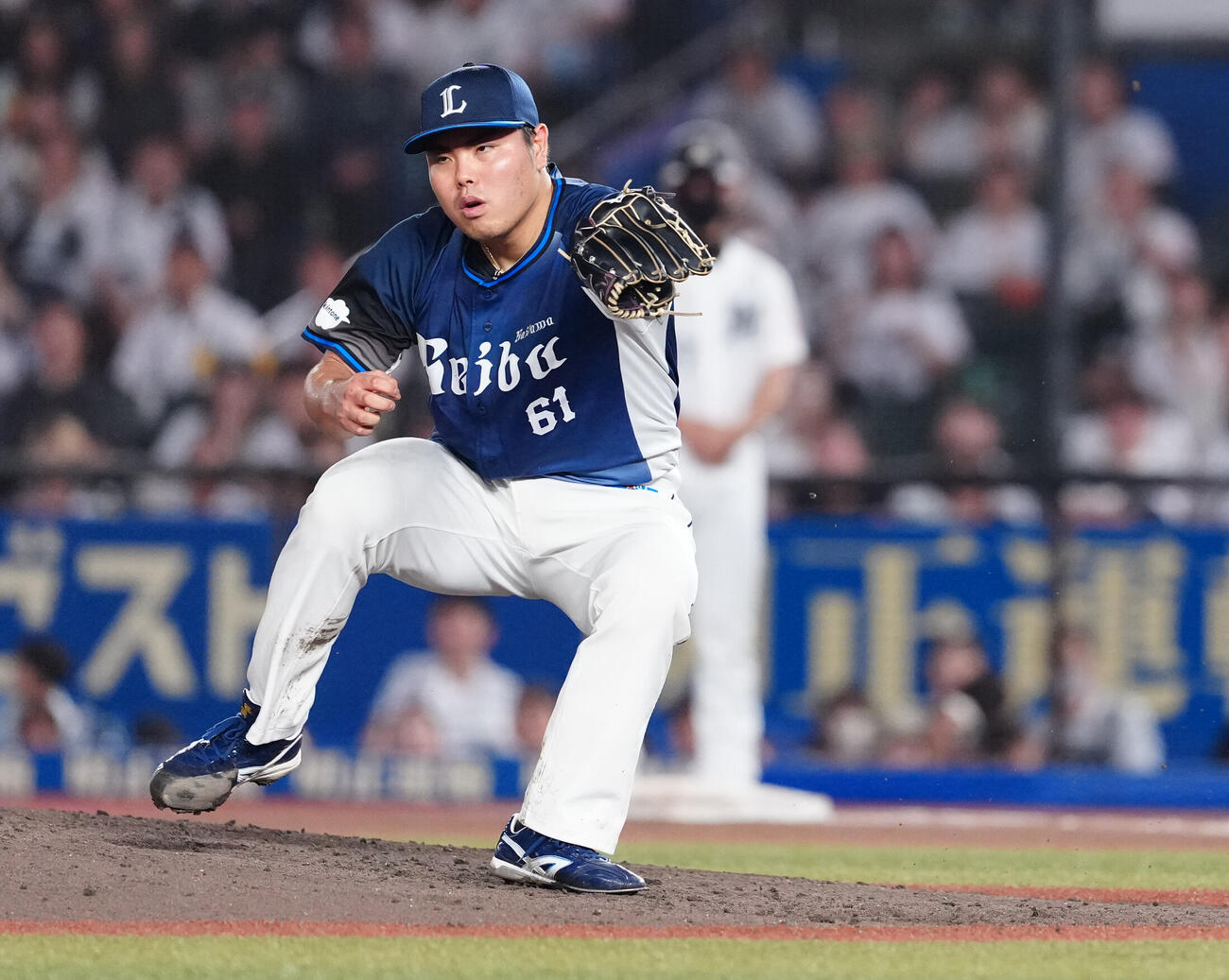 ロッテ対西武　7回裏ロッテ2死、山崎剛の打球を捕球し、投直に仕留める平良海馬（撮影・鈴木みどり）