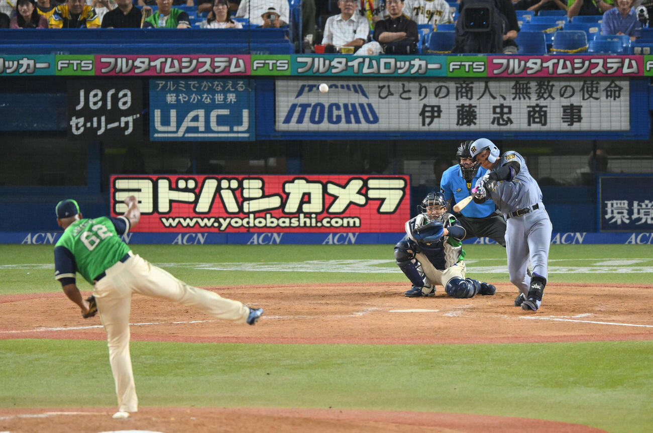 ヤクルト対阪神　9回表阪神2死、森下翔太は二塁打を放つ。投手ヘスス・リランソ（撮影・滝沢徹郎）
