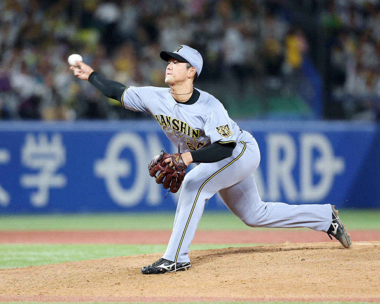 ヤクルト対阪神　力投する阪神2番手の岡留英貴（撮影・鈴木正人）