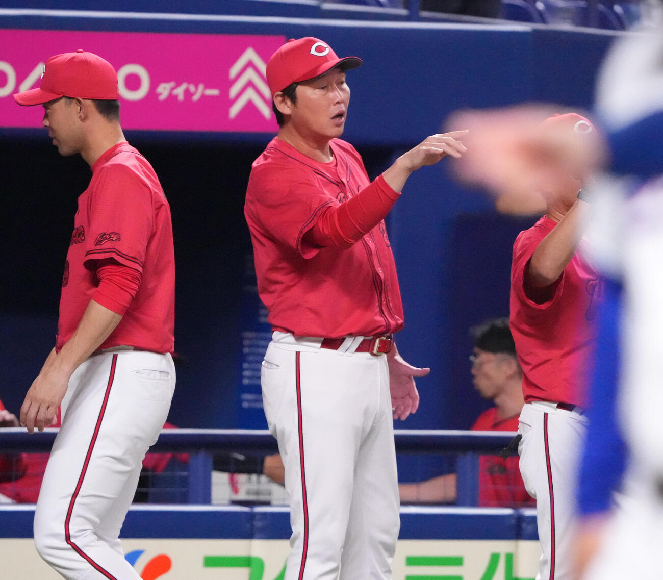 中日対広島　試合終了、新井貴浩監督（中央）ナインを迎える（撮影・森本幸一）