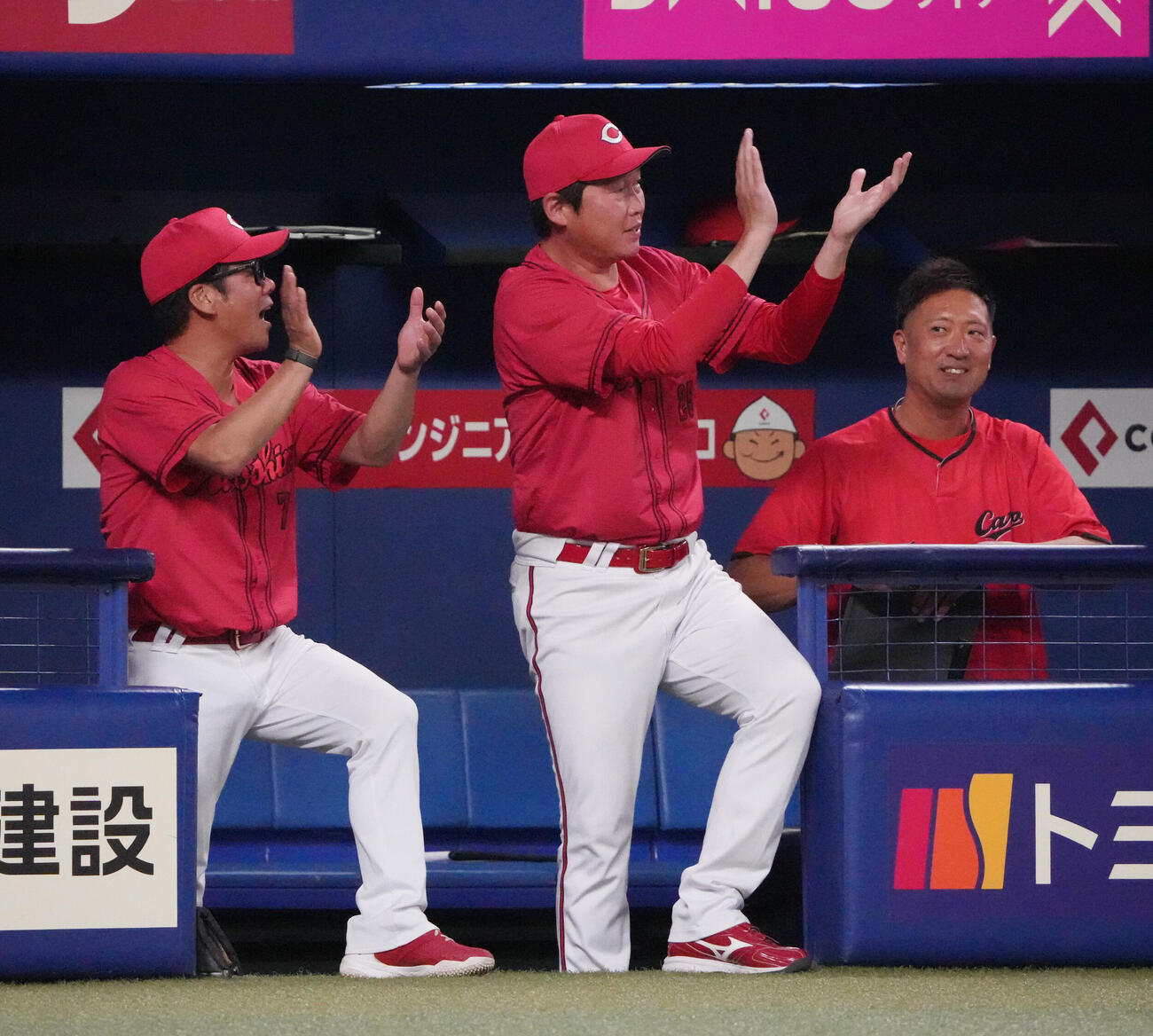 中日対広島　7回表広島2死満塁、新井貴浩監督（中央）は菊池涼介の3点適時二塁打に喜ぶ（撮影・森本幸一）