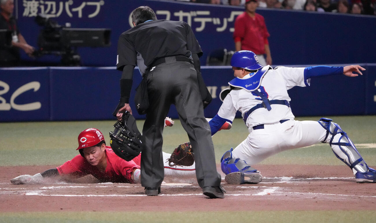 中日対広島　7回表広島2死満塁、菊池涼介の3点適時二塁打で生還する坂倉将吾（左）捕手は石伊雄太（撮影・森本幸一）