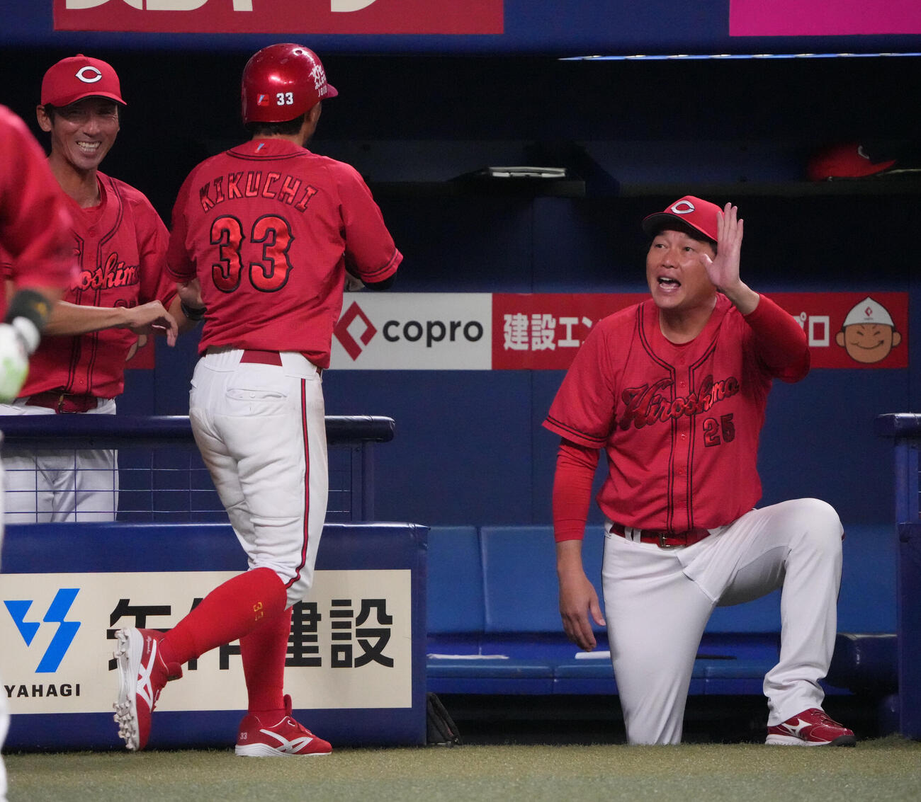 中日対広島　7回表広島2死三塁、新井貴浩監督（右）は佐々木泰の適時打で生還した菊池涼介を迎える（撮影・森本幸一）