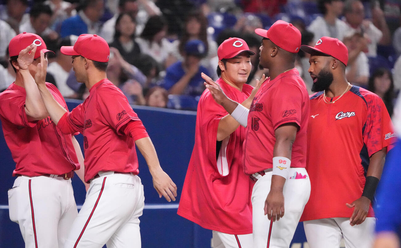 中日対広島　試合終了、床田寛樹（中央）ナインを迎える（撮影・森本幸一）