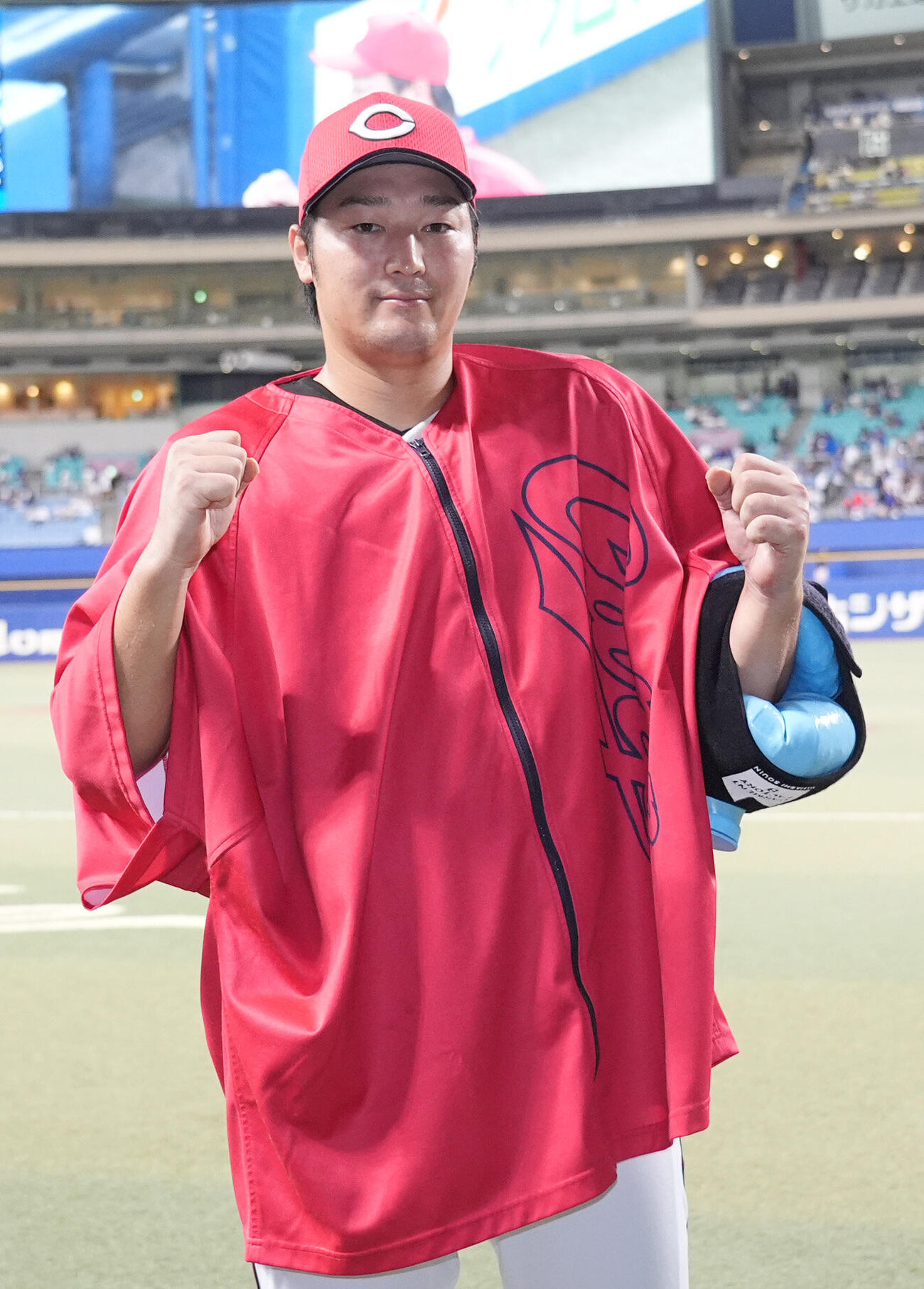 中日対広島　ヒーローインタビューを終えポーズを決める床田寛樹（撮影・森本幸一）