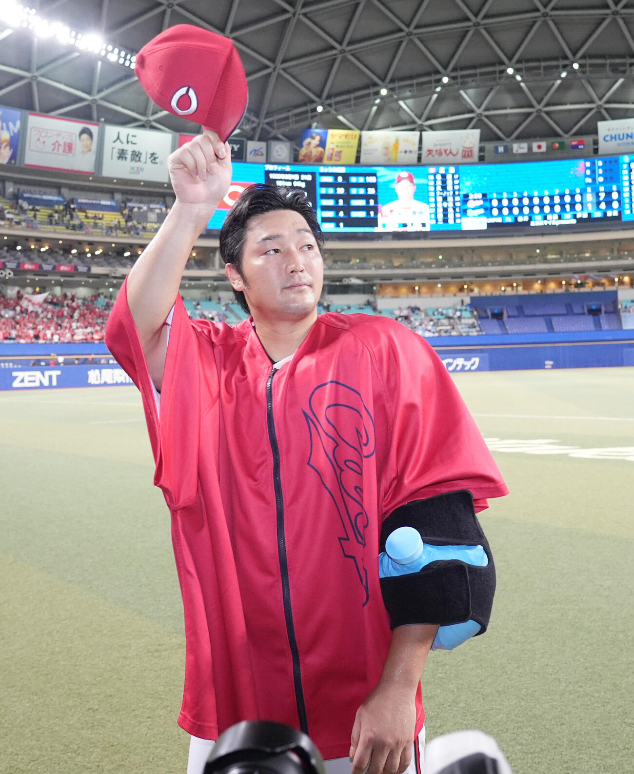 中日対広島　ヒーローインタビューを終え観客の声援に応える床田寛樹（撮影・森本幸一）