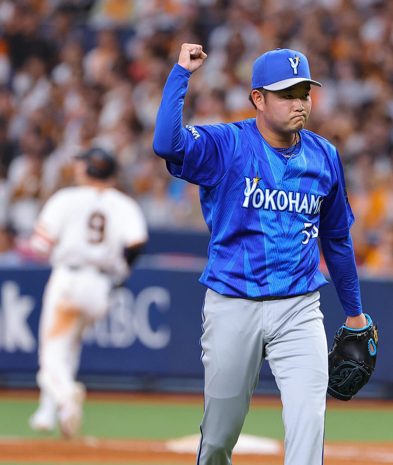 巨人対DeNA 5回裏巨人1死一塁、松本剛（左）を併殺打に打ち取った石田裕太郎はガッツポーズをする（撮影・上田博志）