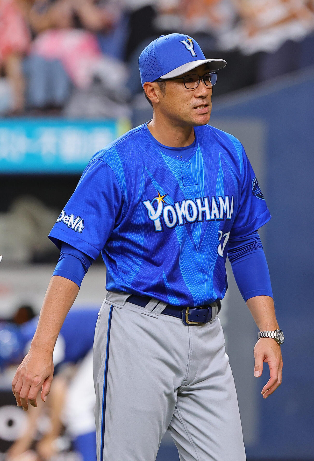 巨人対DeNA　選手交代を告げるDeNA相川亮二監督（撮影・上田博志）