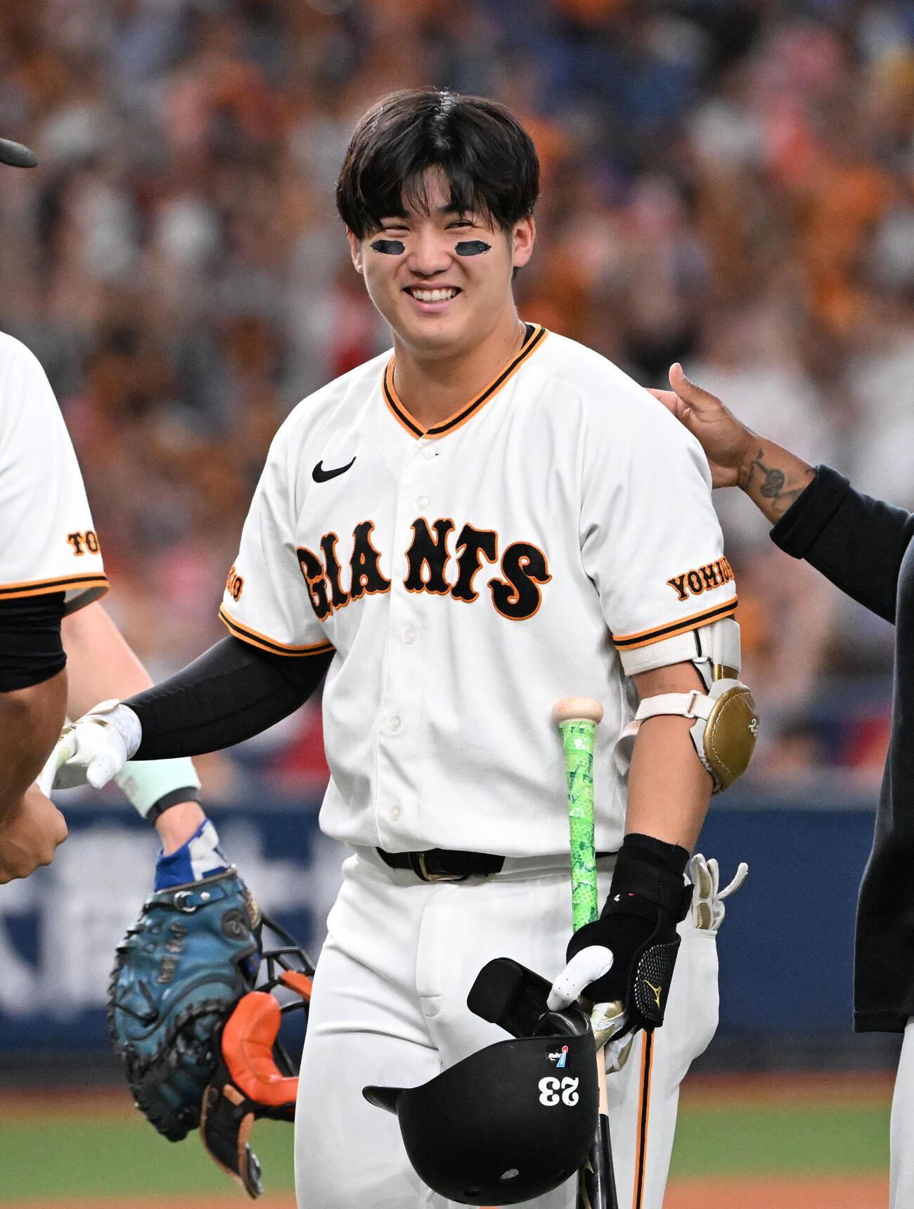 巨人対DeNA 9回裏巨人1死一、三塁、石塚裕惺はサヨナラ犠飛を放つ（中央）（撮影・石井愛子）