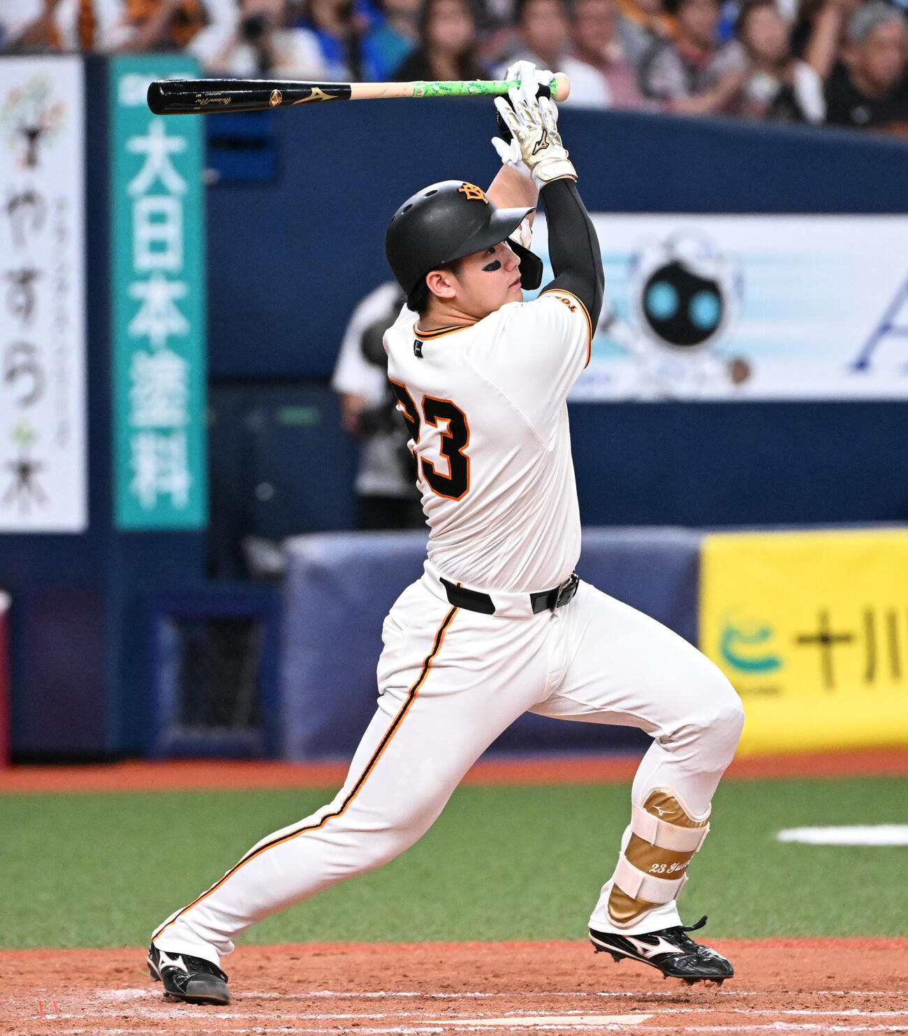 巨人対DeNA 9回裏巨人1死一、三塁、石塚裕惺はサヨナラ犠飛を放つ（撮影・石井愛子）