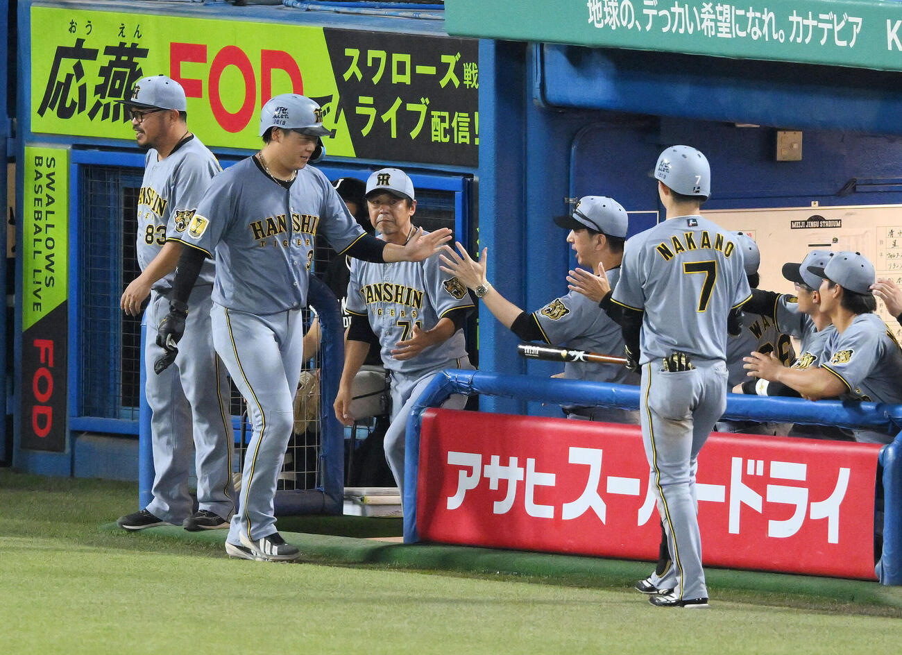 ヤクルト対阪神　5回表阪神2死一、二塁、高橋遥人の適時打で生還した二塁走者大山悠輔（手前左）は藤川球児監督とタッチを交わす（撮影・滝沢徹郎）