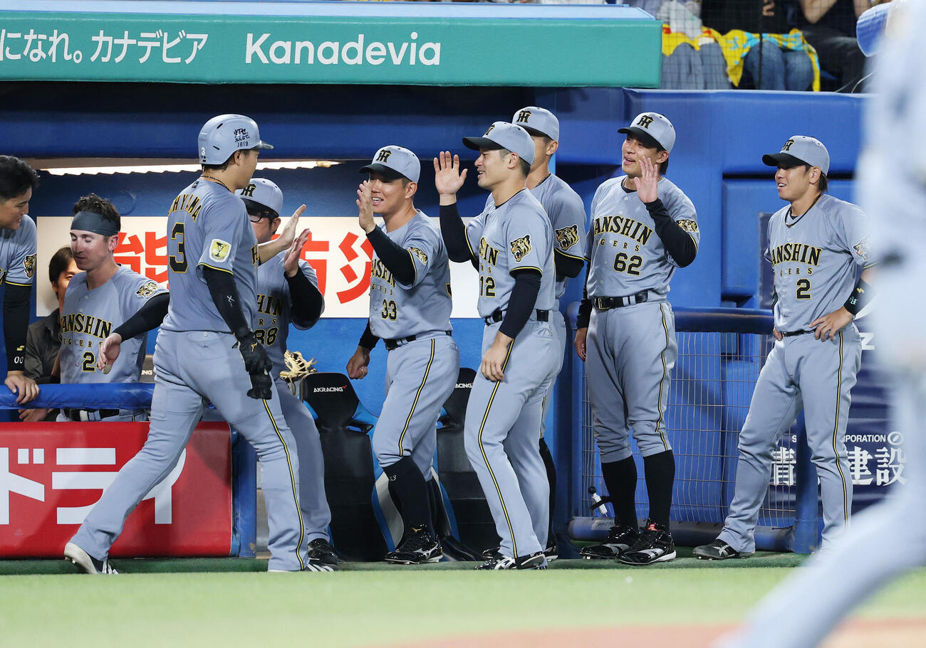 ヤクルト対阪神　5回表阪神2死一、二塁、高橋遥人の適時打で大山悠輔（左）が生還し迎える選手たち（撮影・鈴木正人）