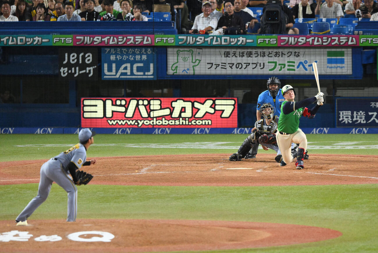 ヤクルト対阪神　4回裏ヤクルト2死一、二塁、吉村貢司郎は大飛球を放つもファウルとなる。投手高橋遥人（撮影・滝沢徹郎）