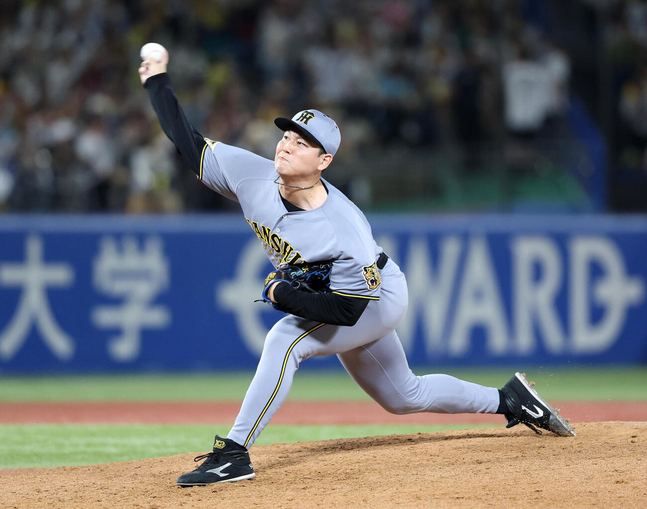 ヤクルト対阪神　力投する阪神4番手の木下里都（撮影・鈴木正人）