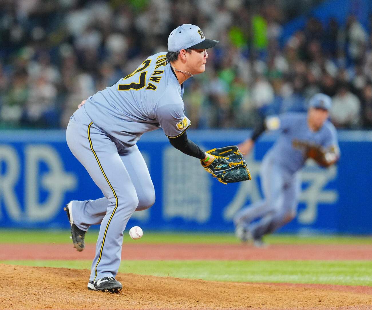 ヤクルト対阪神　8回裏ヤクルト1死、増田珠の打球が足に直撃する及川雅貴（撮影・垰建太）