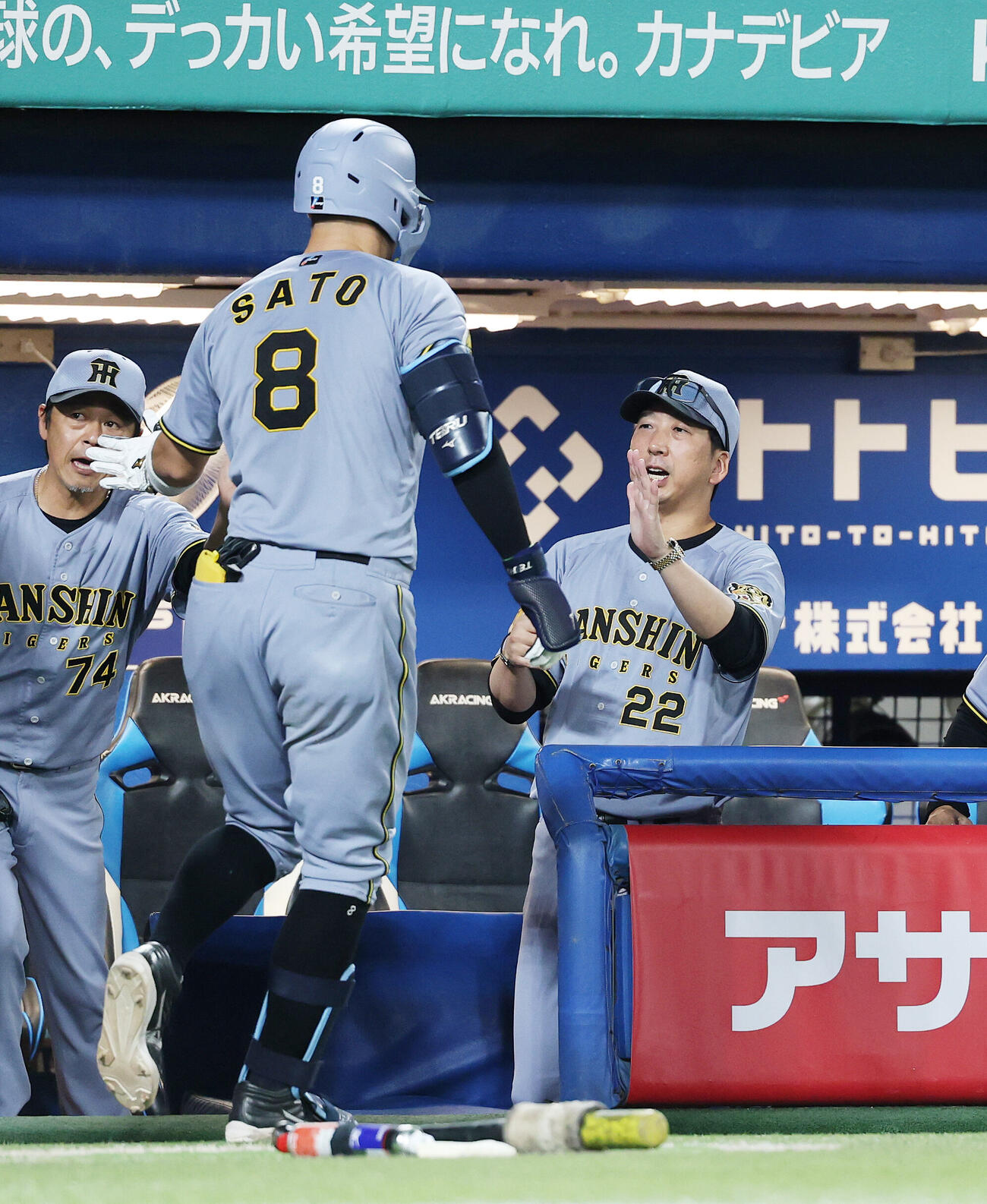 ヤクルト対阪神　6回表阪神1死一塁、佐藤輝明（左）の2点本塁打を迎える藤川球児監督（撮影・鈴木正人）