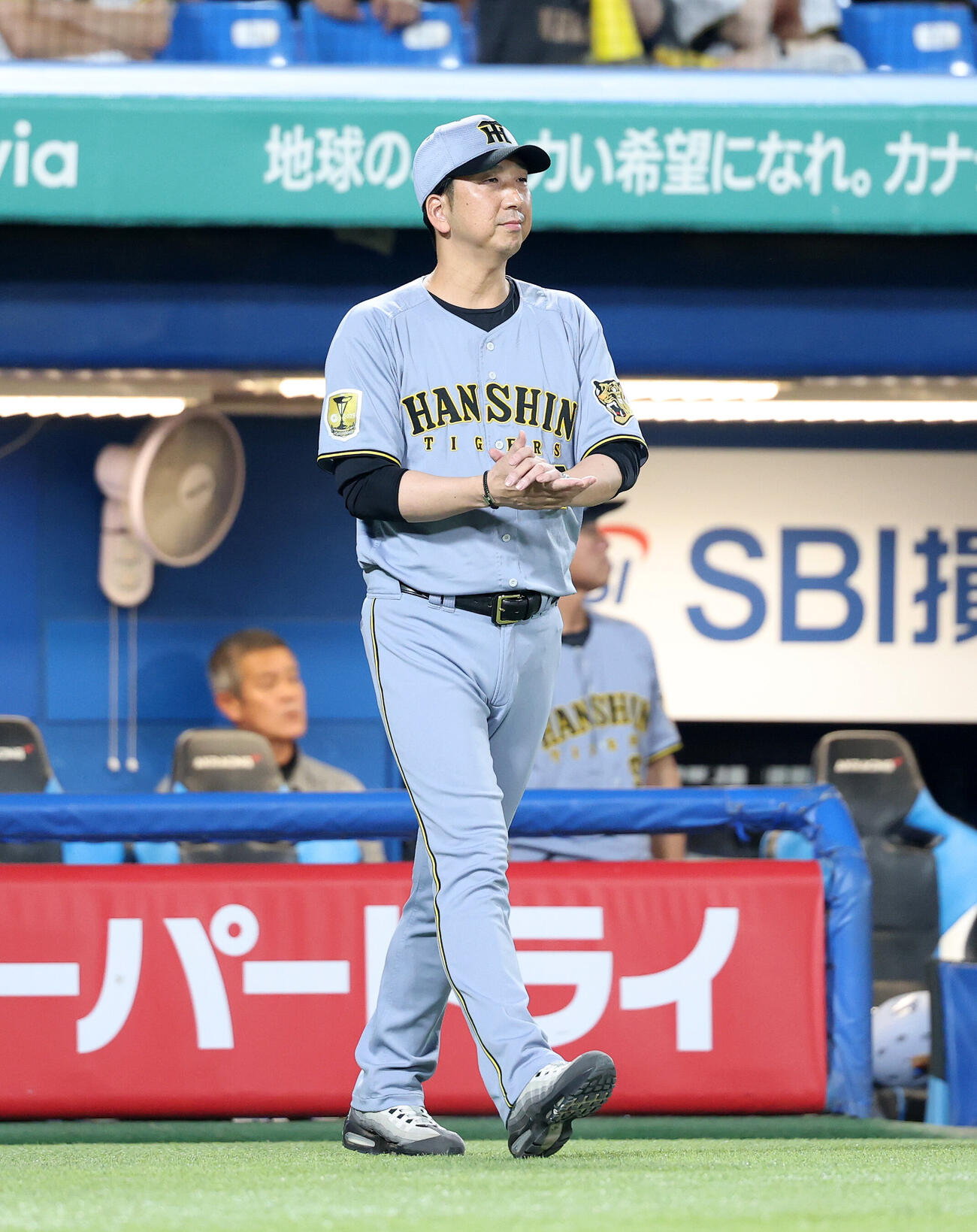 ヤクルト対阪神　7回裏、投手交代を告げに行く阪神藤川球児監督（撮影・鈴木正人）