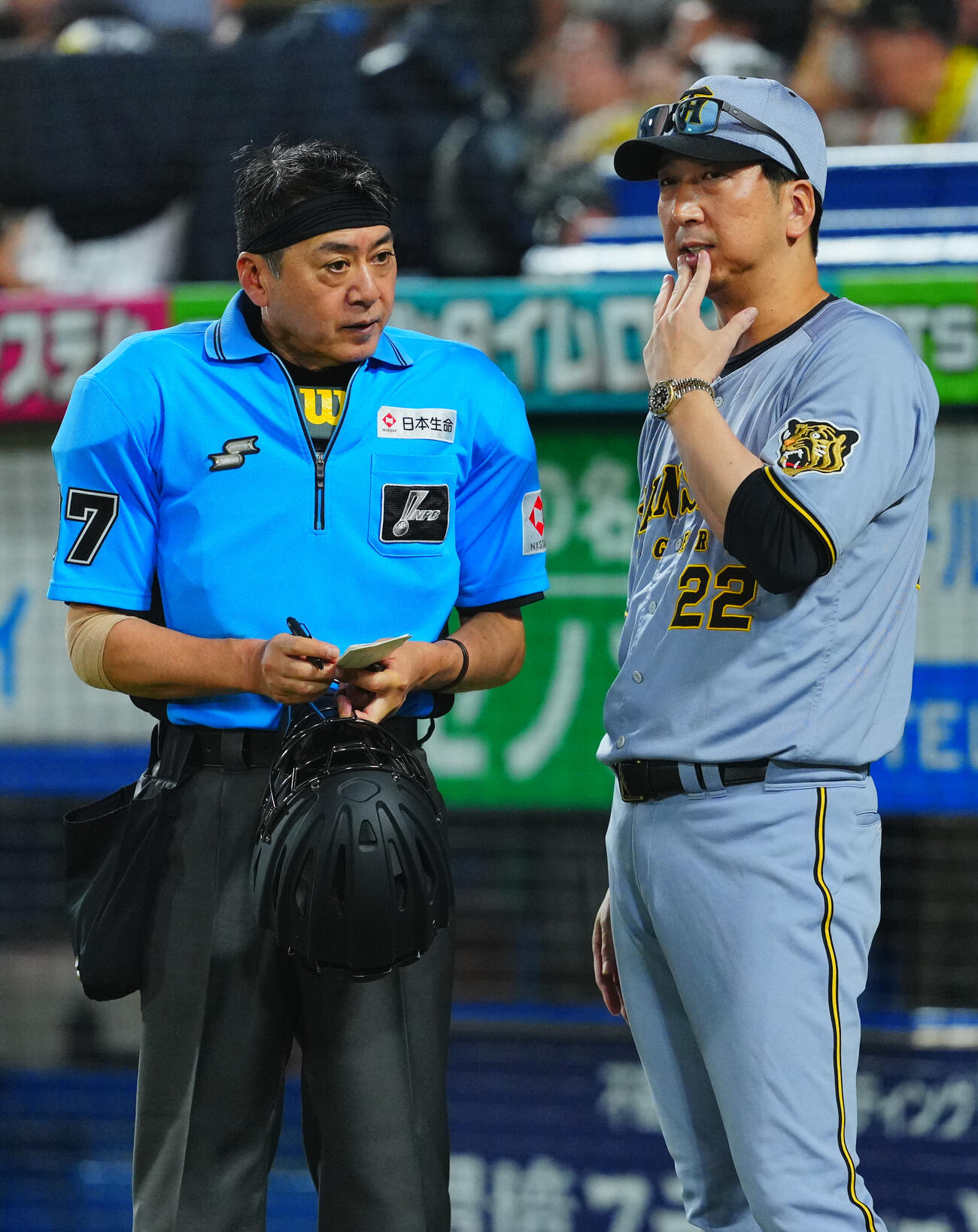 ヤクルト対阪神　8回裏、投手交代を告げる阪神藤川球児監督（右）（撮影・垰建太）