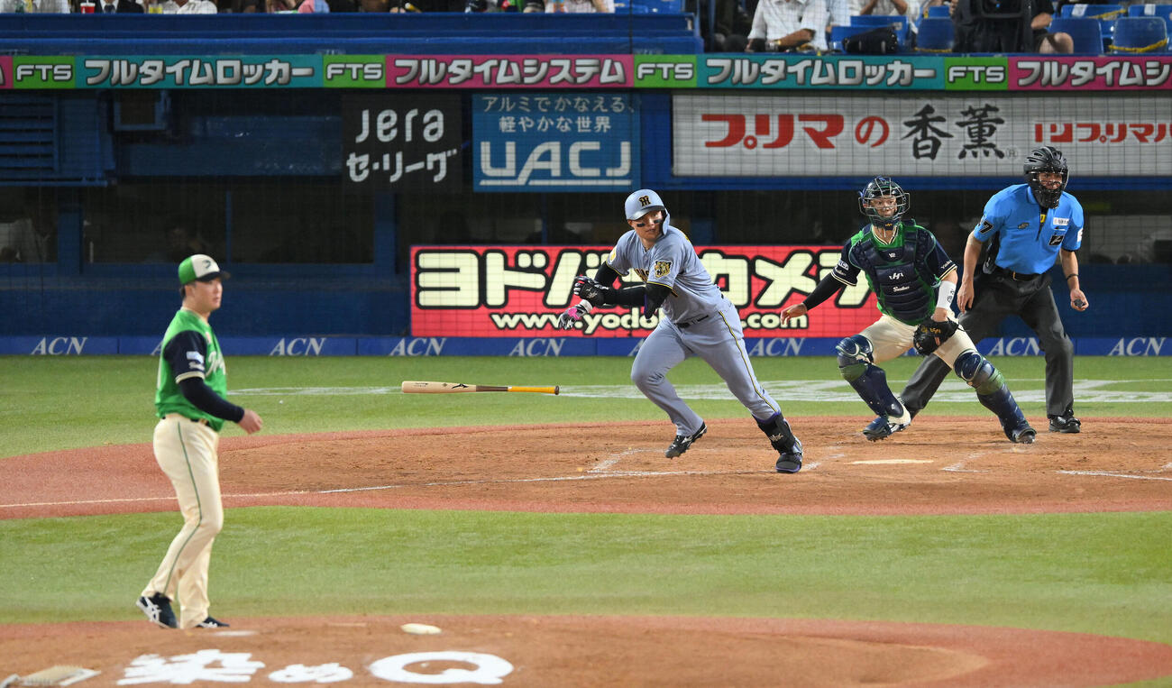 ヤクルト対阪神　4回表阪神無死一塁、森下翔太は併殺打に倒れる。投手吉村貢司郎（撮影・滝沢徹郎）