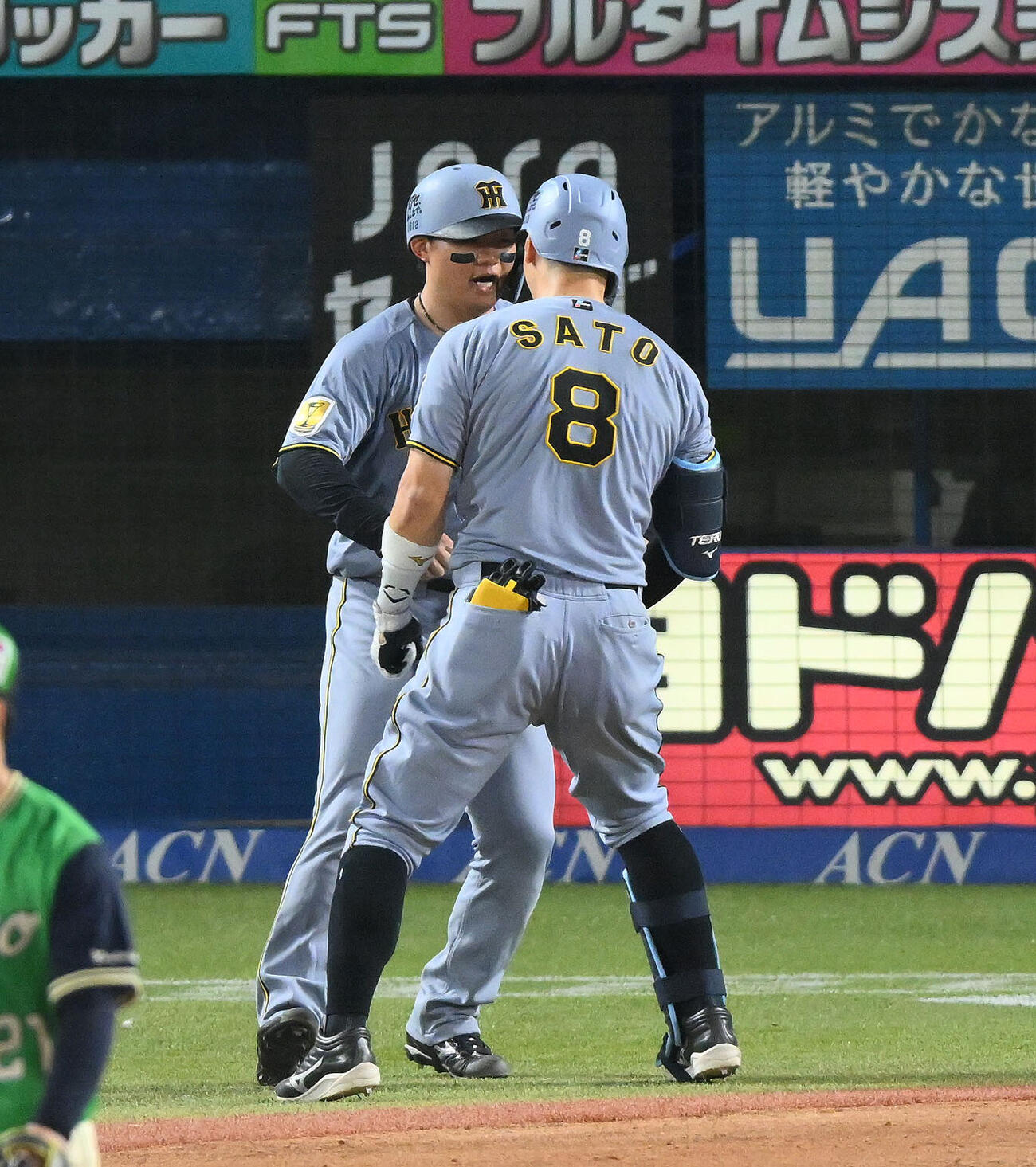 ヤクルト対阪神　6回表阪神1死一塁、森下翔太（左）は2点本塁打を放った佐藤輝明とポーズを決める（撮影・滝沢徹郎）