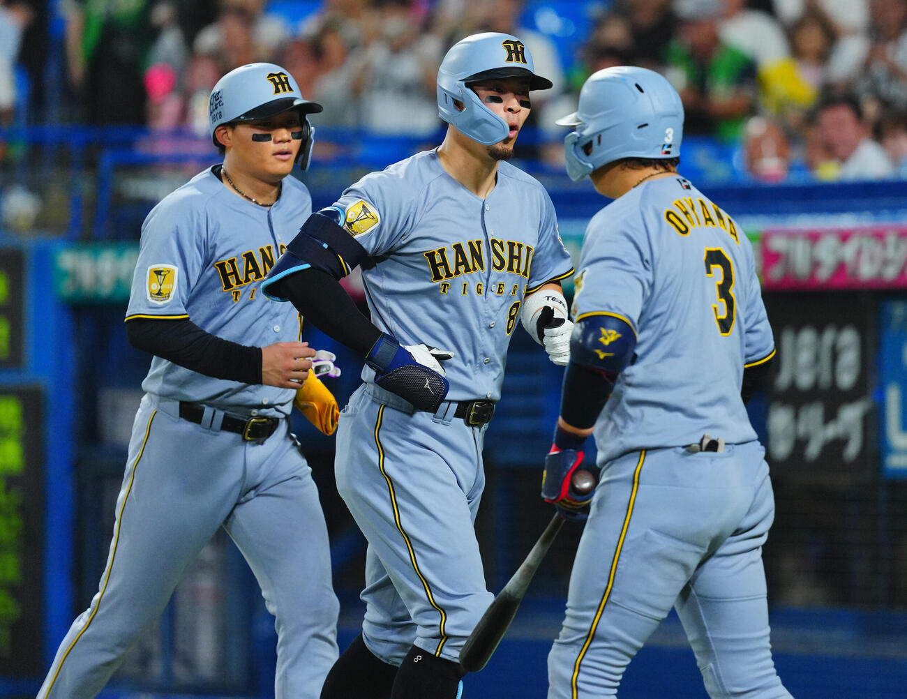 ヤクルト対阪神　6回裏阪神1死一塁、2点本塁打を放った佐藤輝明（中央）は森下翔太（左）と笑顔を見せながら生還する（撮影・垰建太）